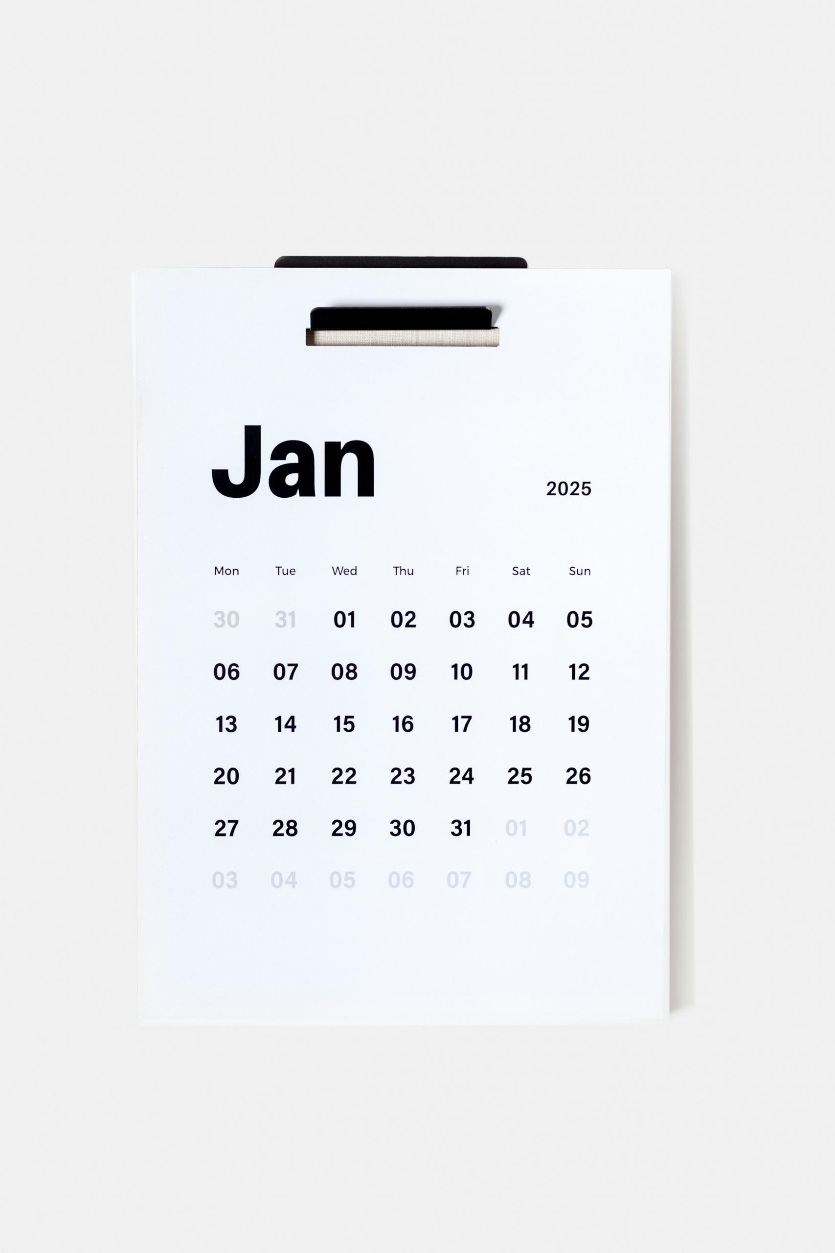 Una sencilla página de calendario de pared de enero de 2025 con fechas sobre fondo blanco.