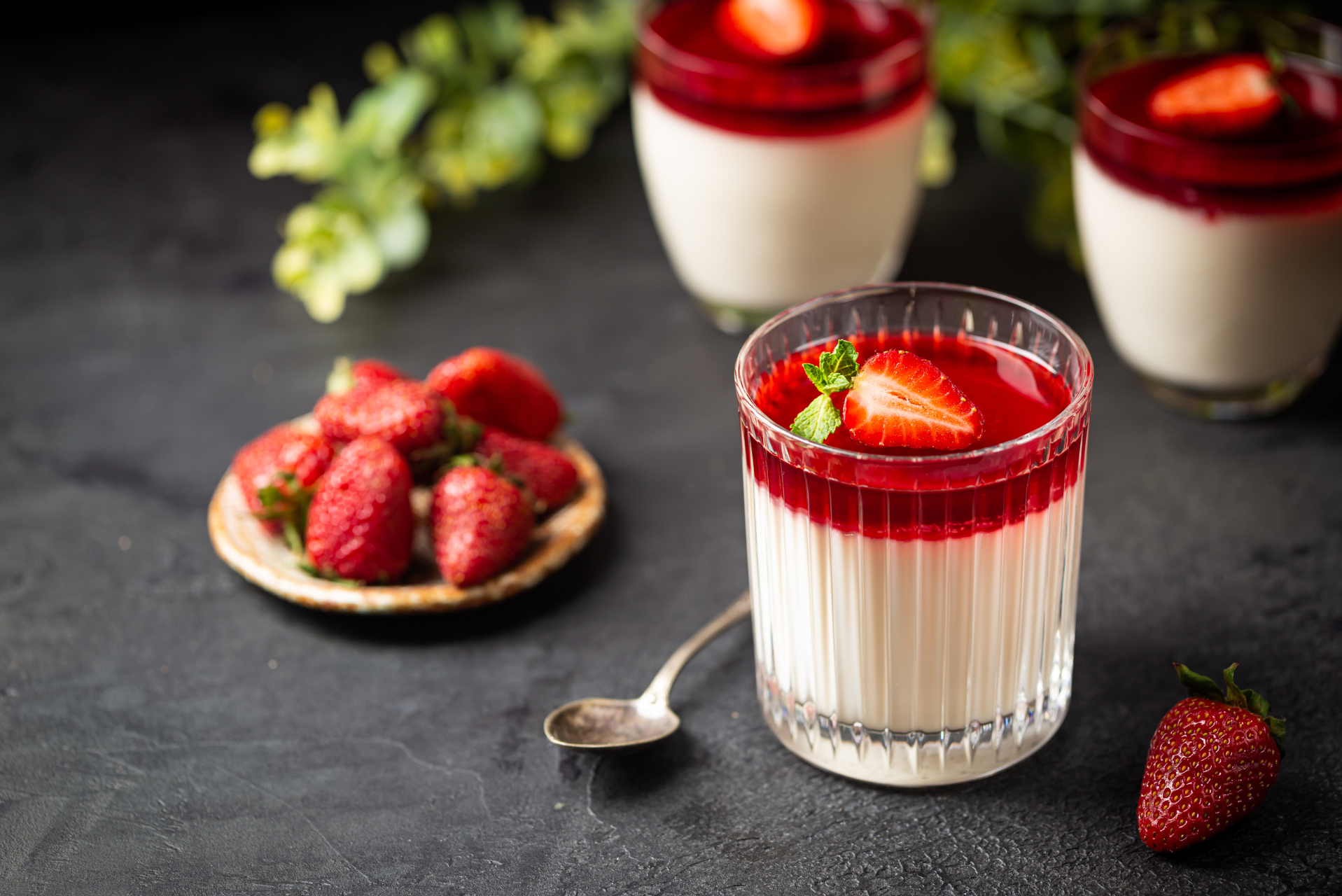 Tarta de panna cotta queso de fresa cubierta con crema y fresas frescas, deliciosa y perfecta para los amantes de los postres.