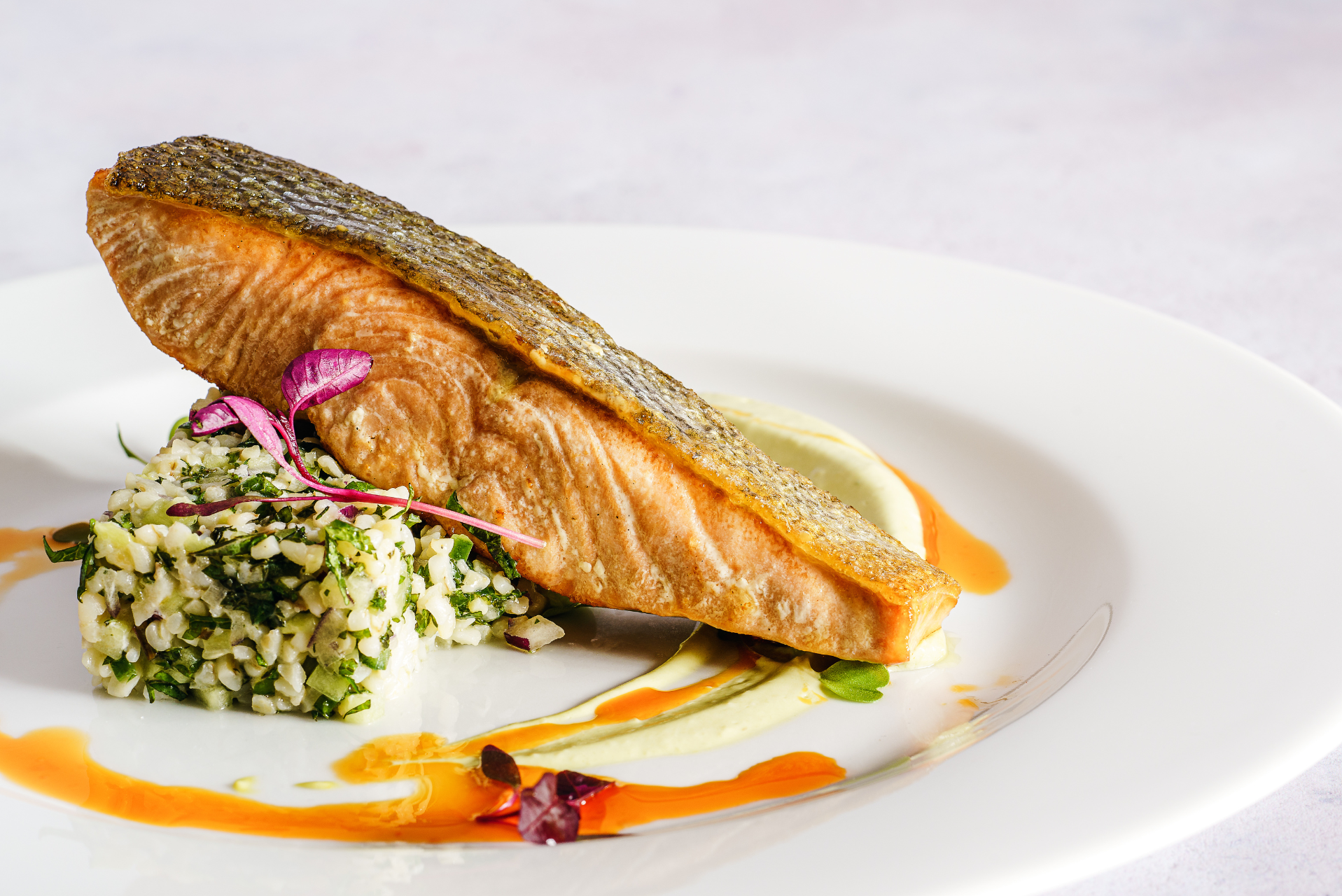 Un plato con un trozo de salmón y arroz, listo para disfrutar en una comida deliciosa y saludable.