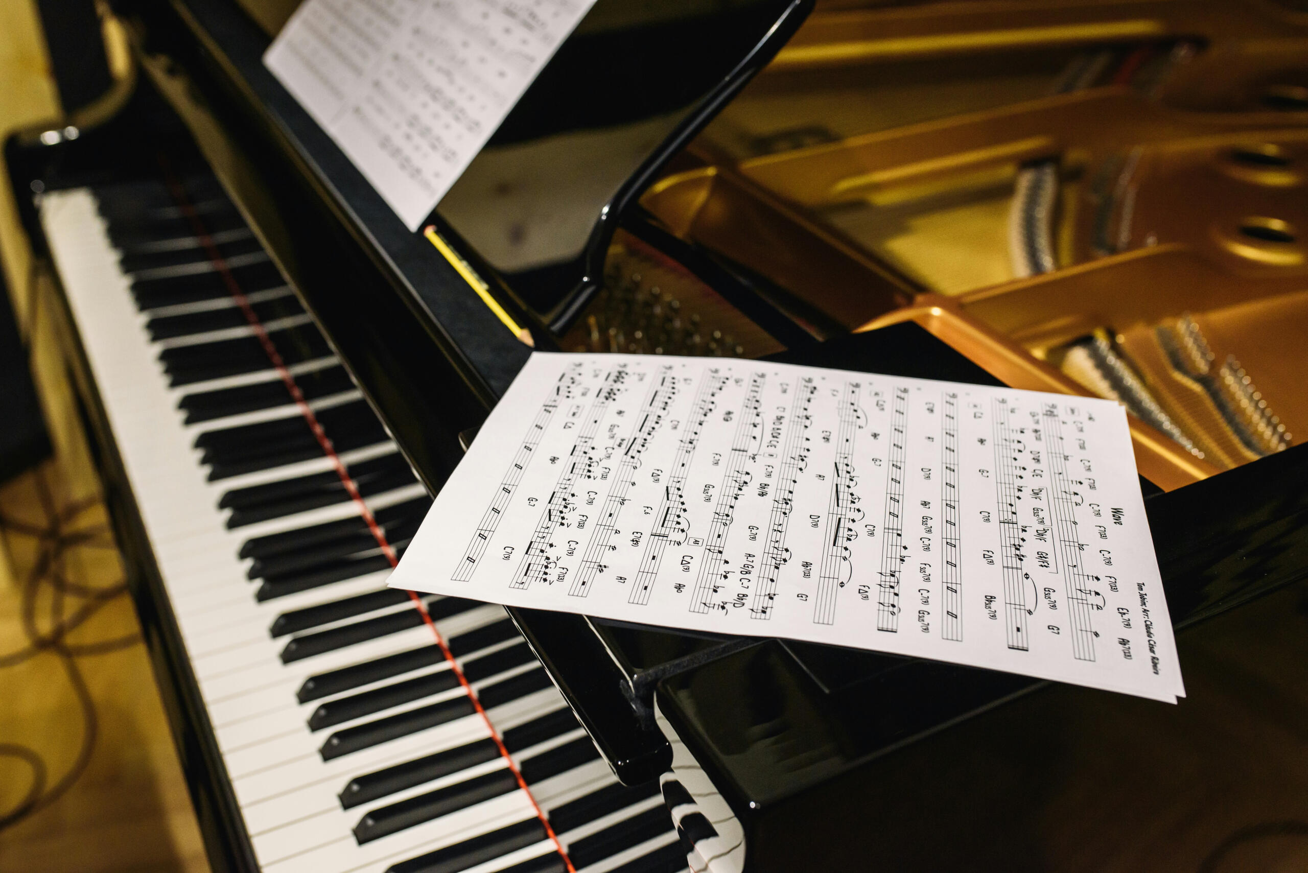 partitura sobre piano