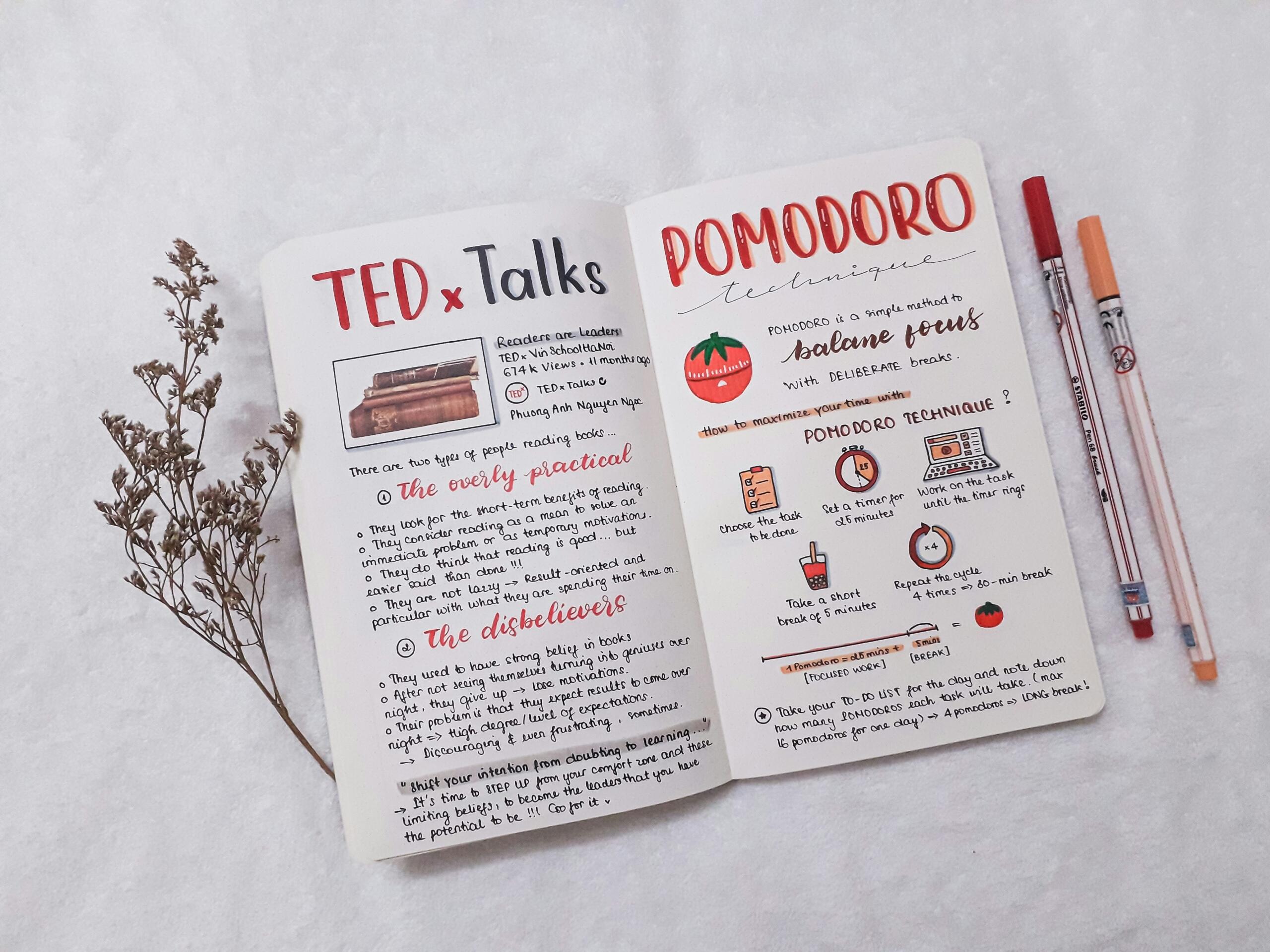 Cuaderno abierto que muestra TED Talks y notas de la Técnica Pomodoro con bolígrafos al lado.