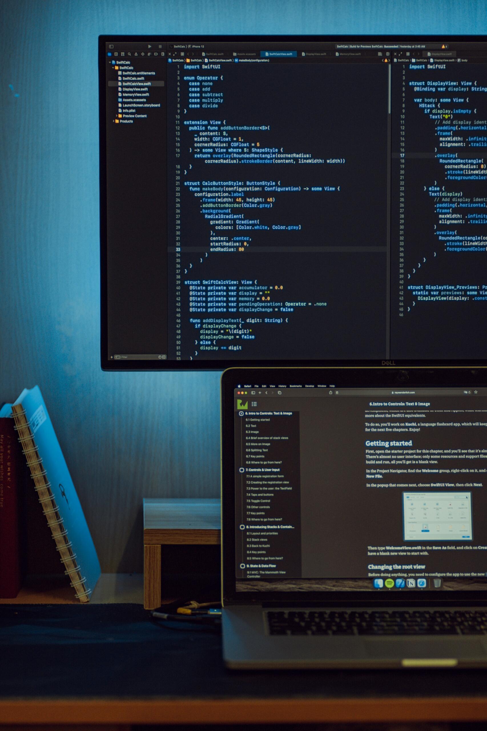Un portátil y un monitor sobre un escritorio, creando un espacio de trabajo moderno y funcional.