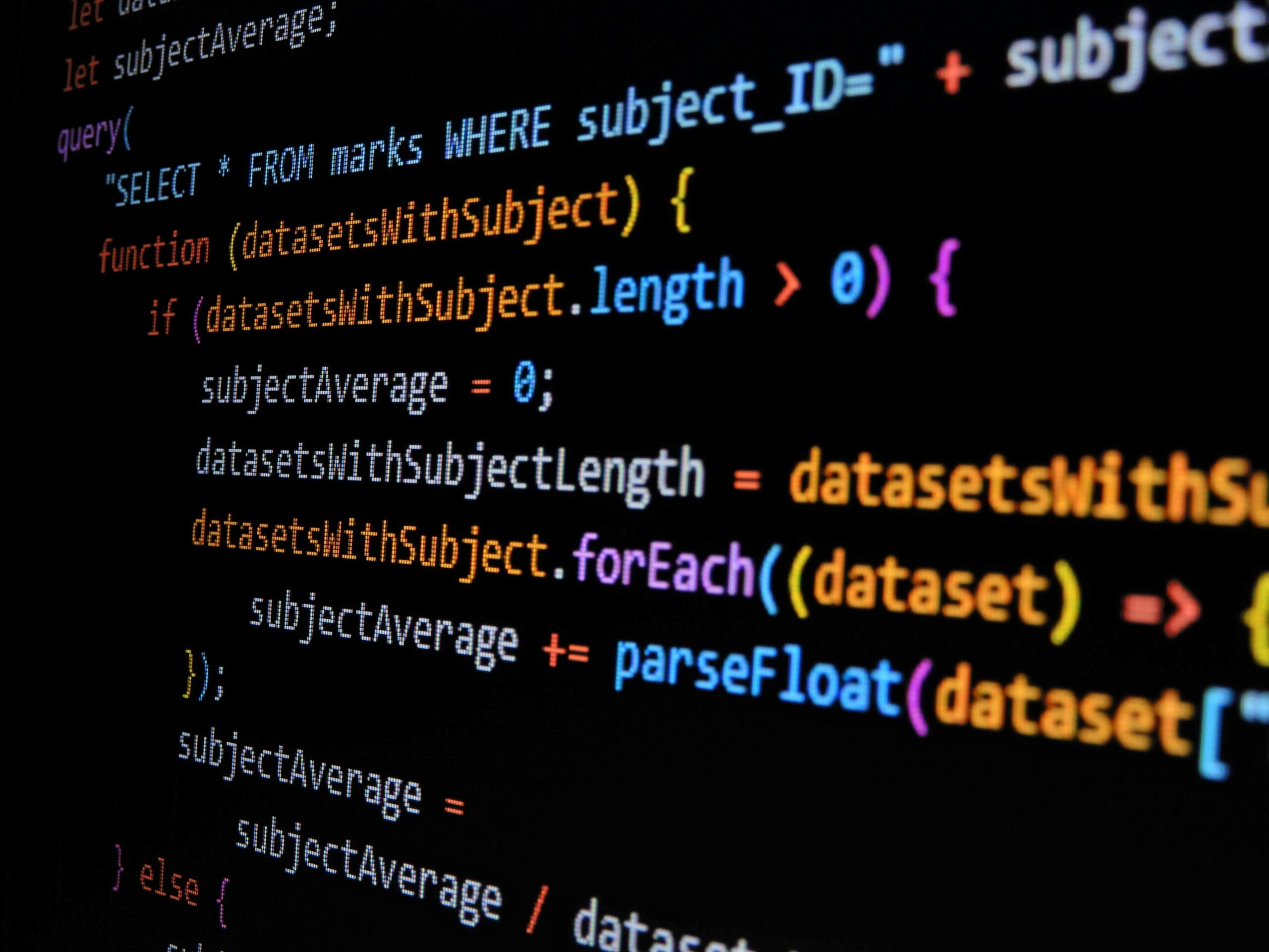 Pantalla de computadora mostrando código en varios colores, representando programación y desarrollo de software.