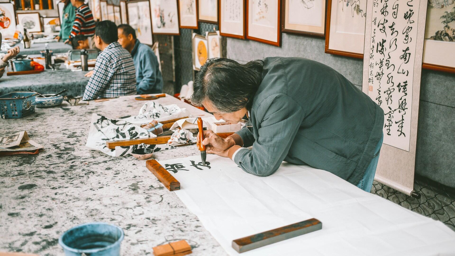 Hombre haciendo caligrafía