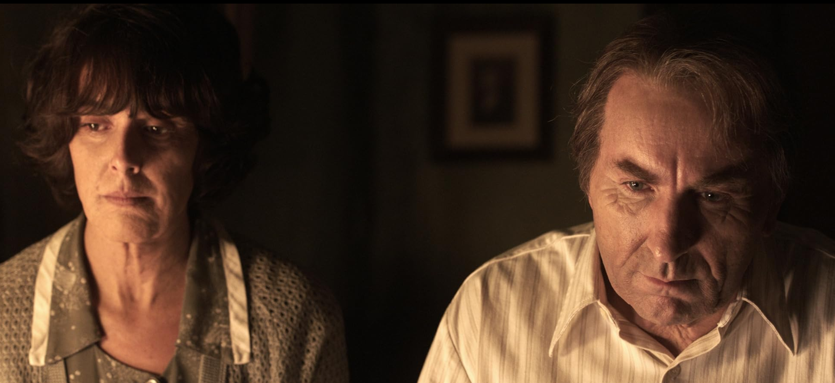 un fotograma de la pelicuala la trinchera infinita con sus protagonistas Antonio de la Torre Martín y   Belén Cuesta