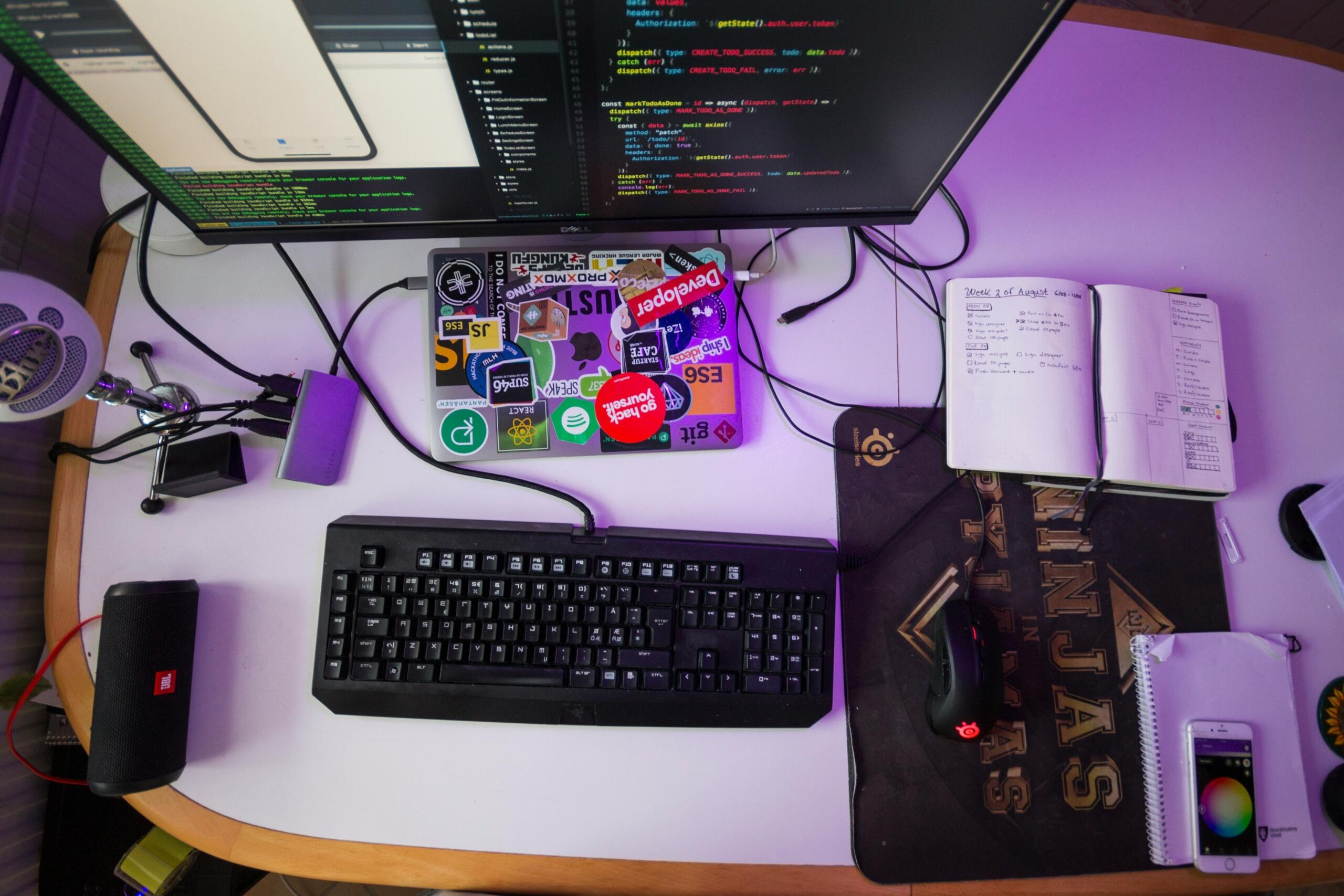 Una estación de trabajo que incluye un escritorio, teclado, ratón y monitor.