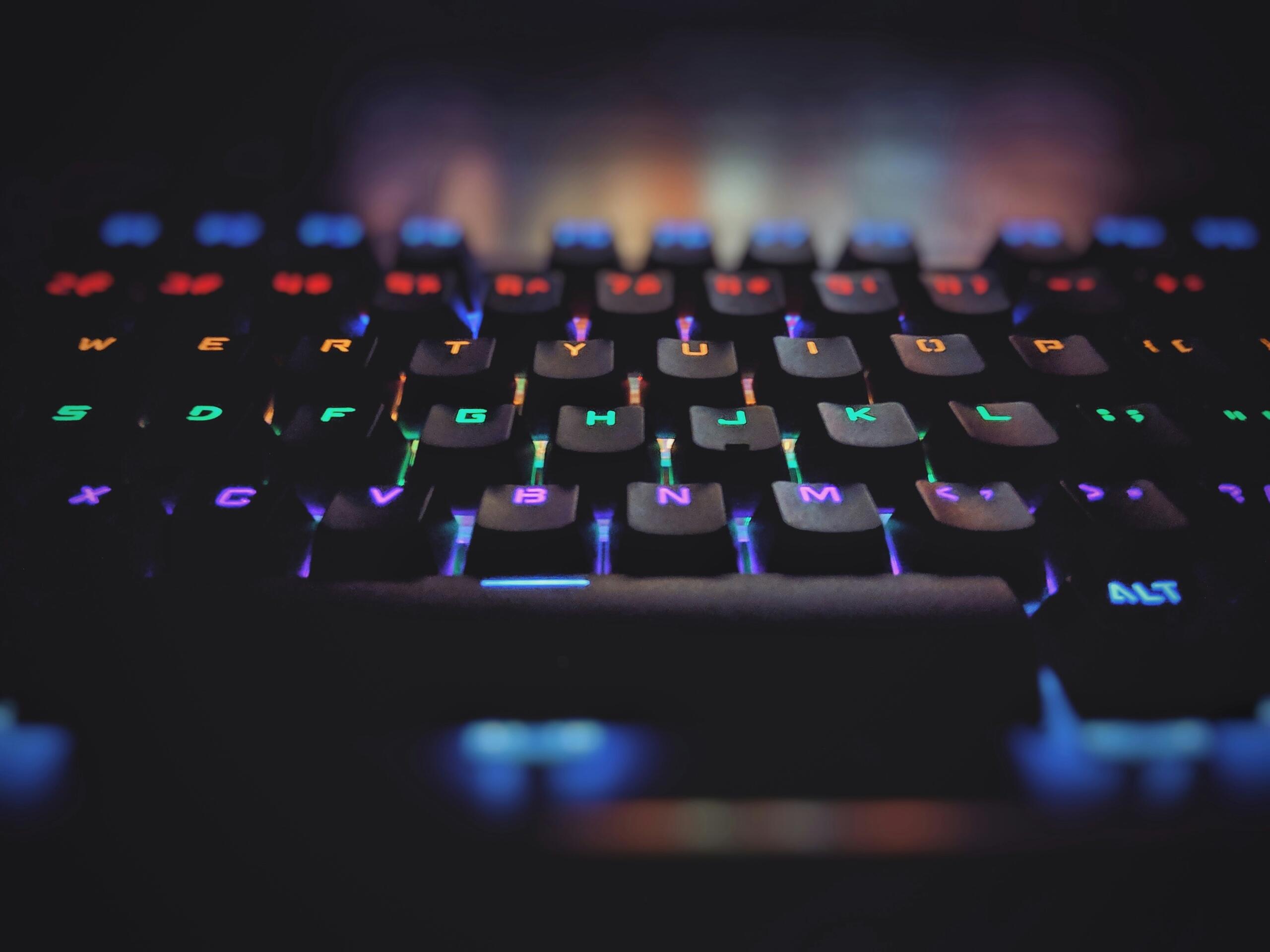 Teclas de computador iluminadas.