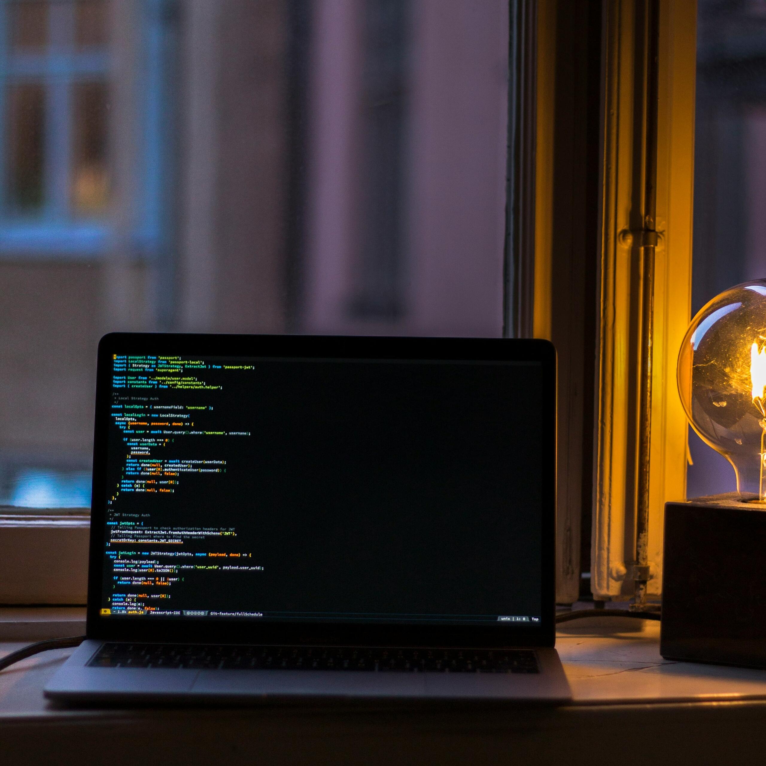 Pantalla de un computador con programación.