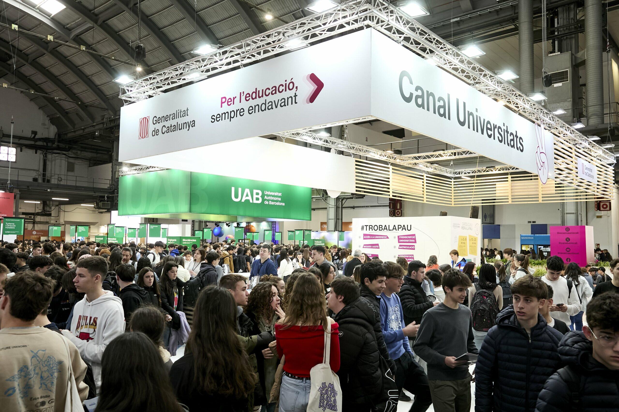 Una gran multitud es va aplegar en un gran saló durant una fira comercial.