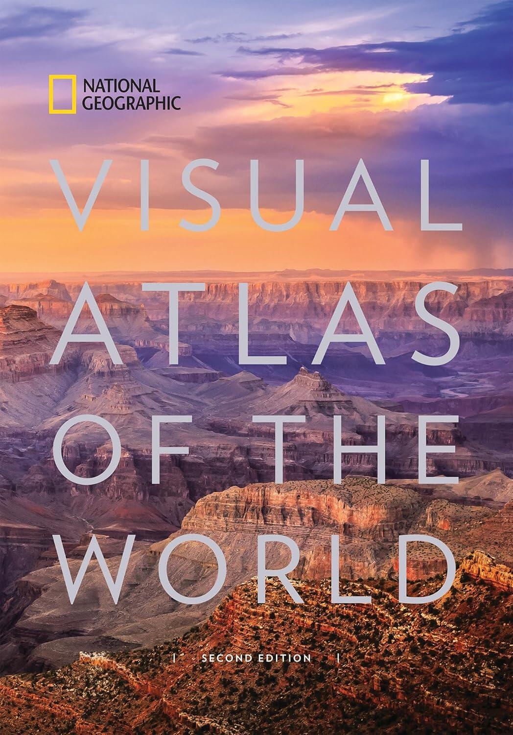Portada del «Atlas visual del mundo, segunda edición», de National Geographic, en la que se muestra un colorido paisaje de cañones bajo un cielo crepuscular de vivos colores.