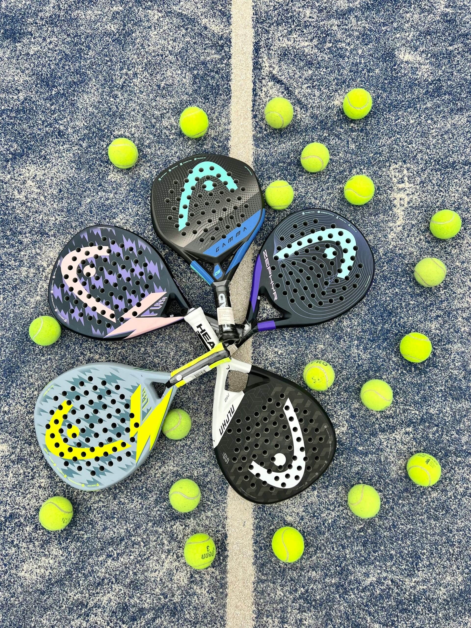 Palas de pádel y pelotas sobre una cancha.