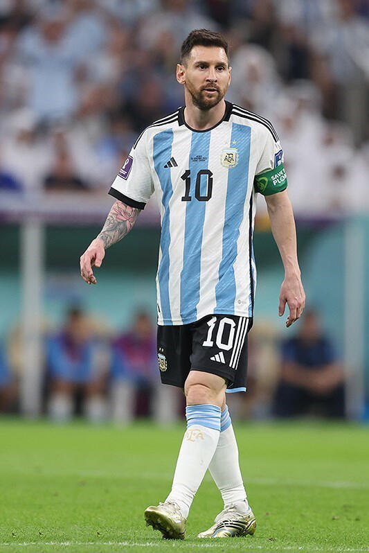 Lionel Messi futbolista que lleva la camiseta número 10 de Argentina y el brazalete de capitán camina por el campo durante un partido.