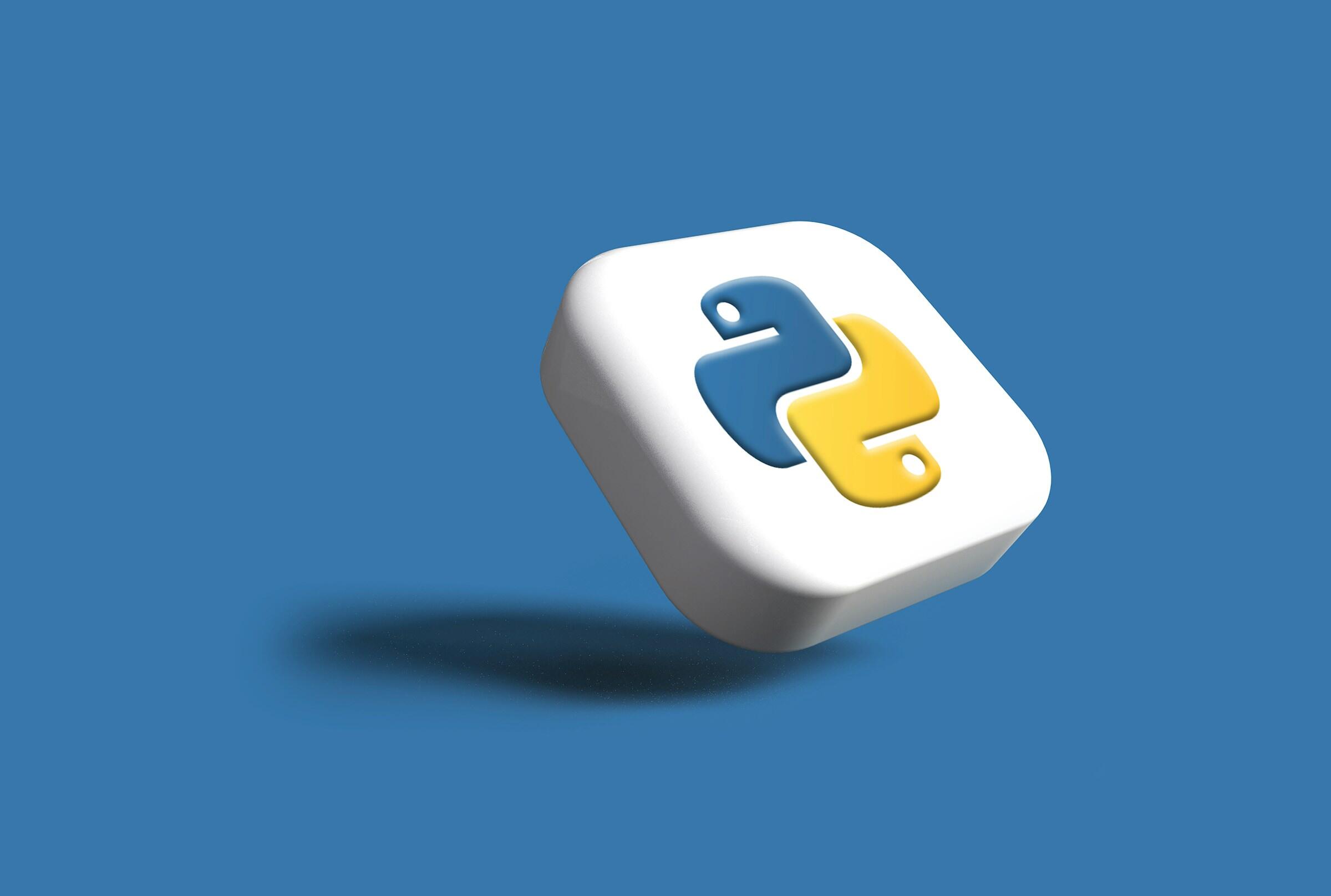 Representación en 3D del logotipo del lenguaje de programación Python, con colores amarillo y azul sobre un cuadrado redondeado blanco, sobre fondo azul.