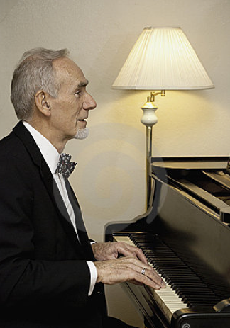 Tocar el piano en la vejez.