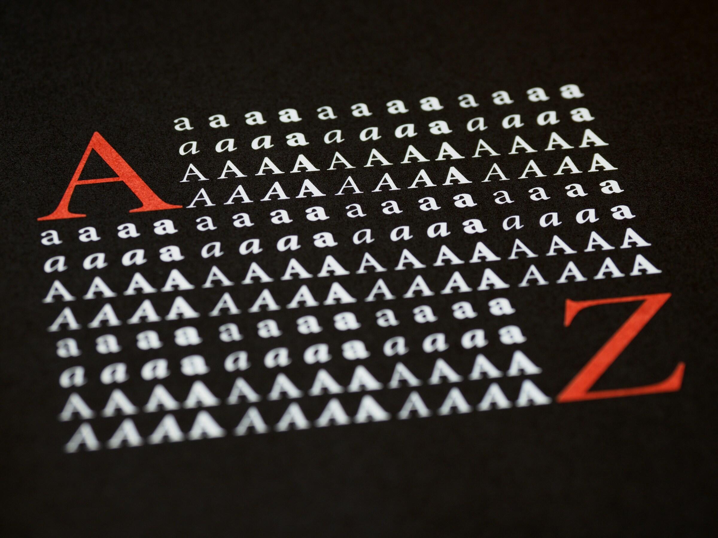 Diseño gráfico con las letras «A» y “Z” en fuente roja grande, rodeadas de varias «a» minúsculas sobre fondo negro.