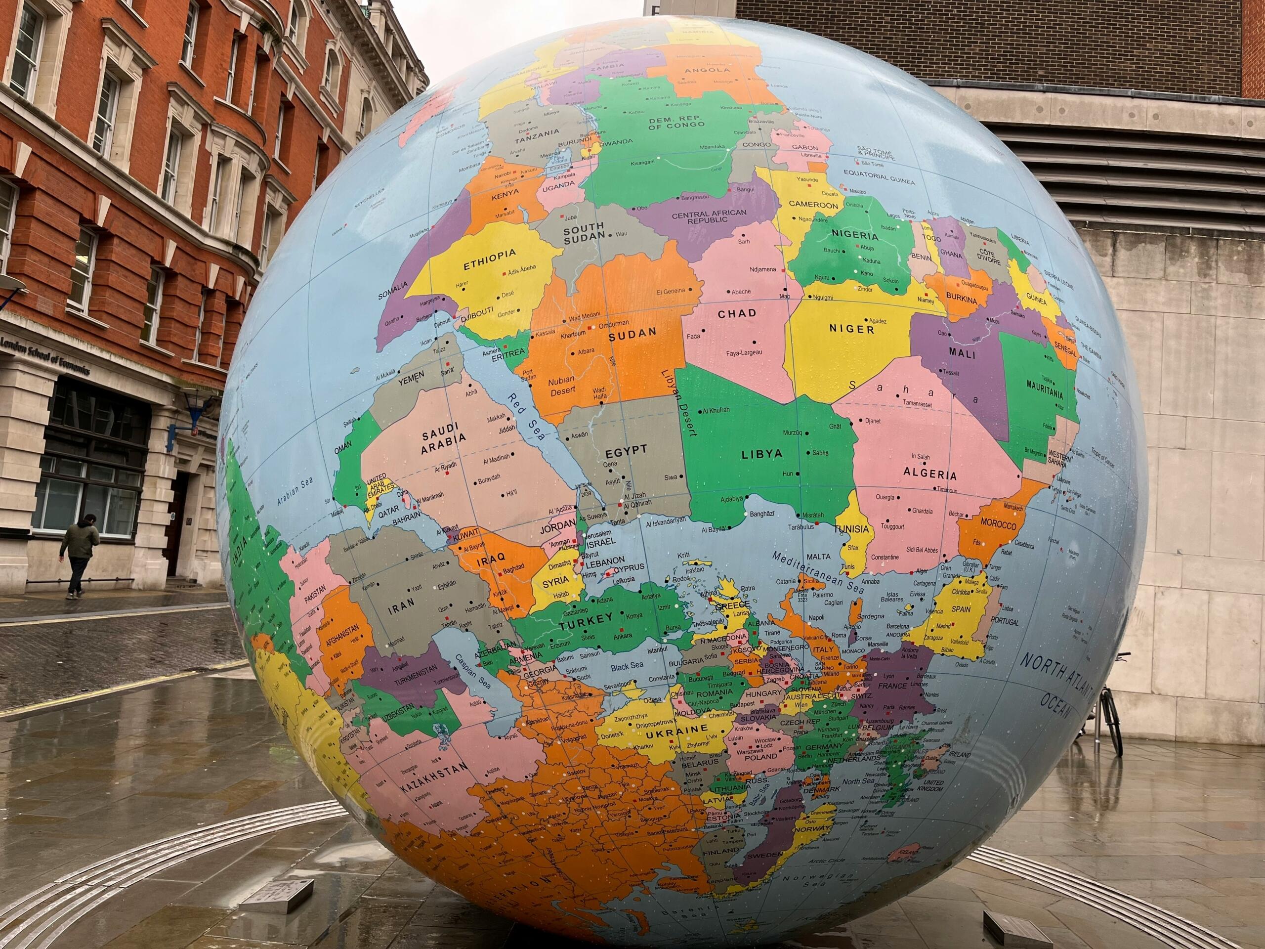 Un amplio globo con un mapa del mundo, destacando continentes y océanos.