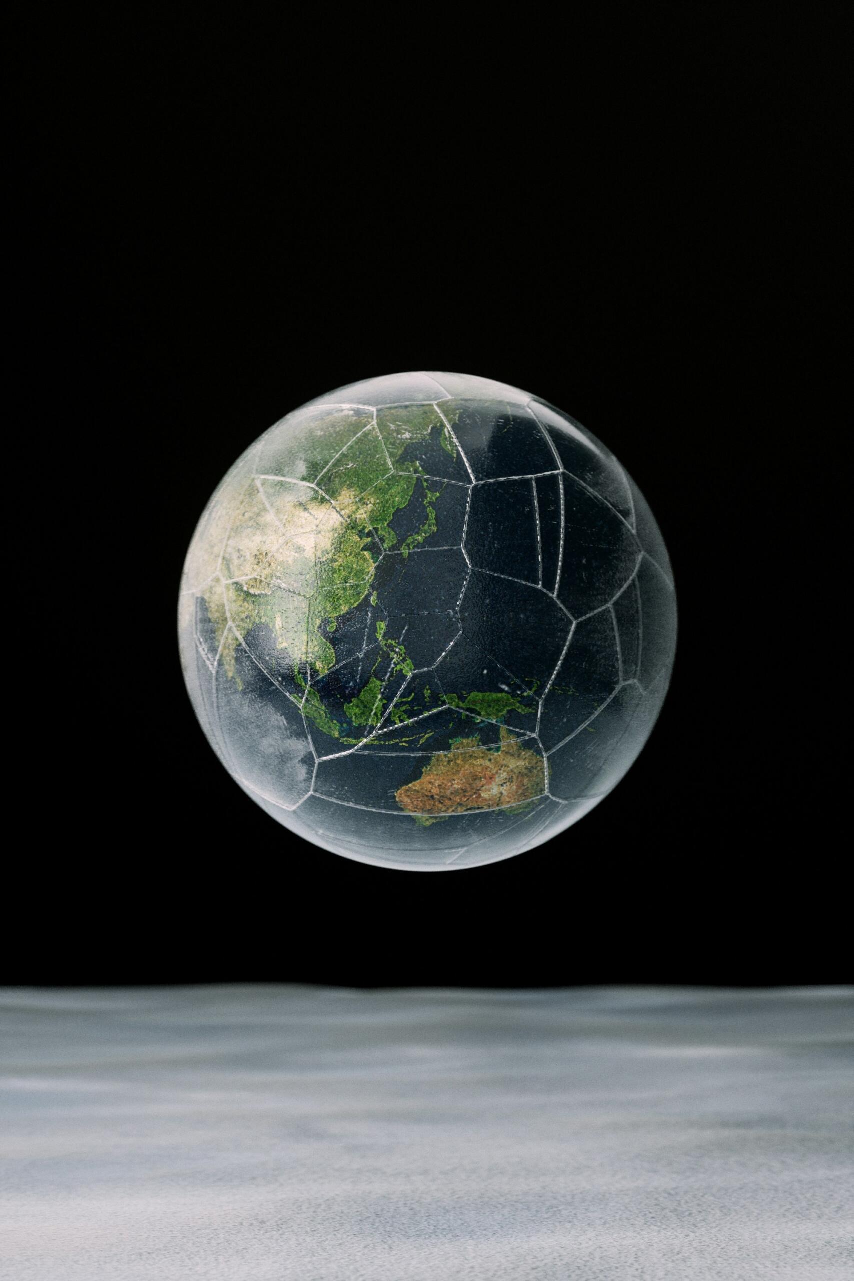 Vista de la Tierra desde el espacio, mostrando continentes y océanos en un fondo estrellado.