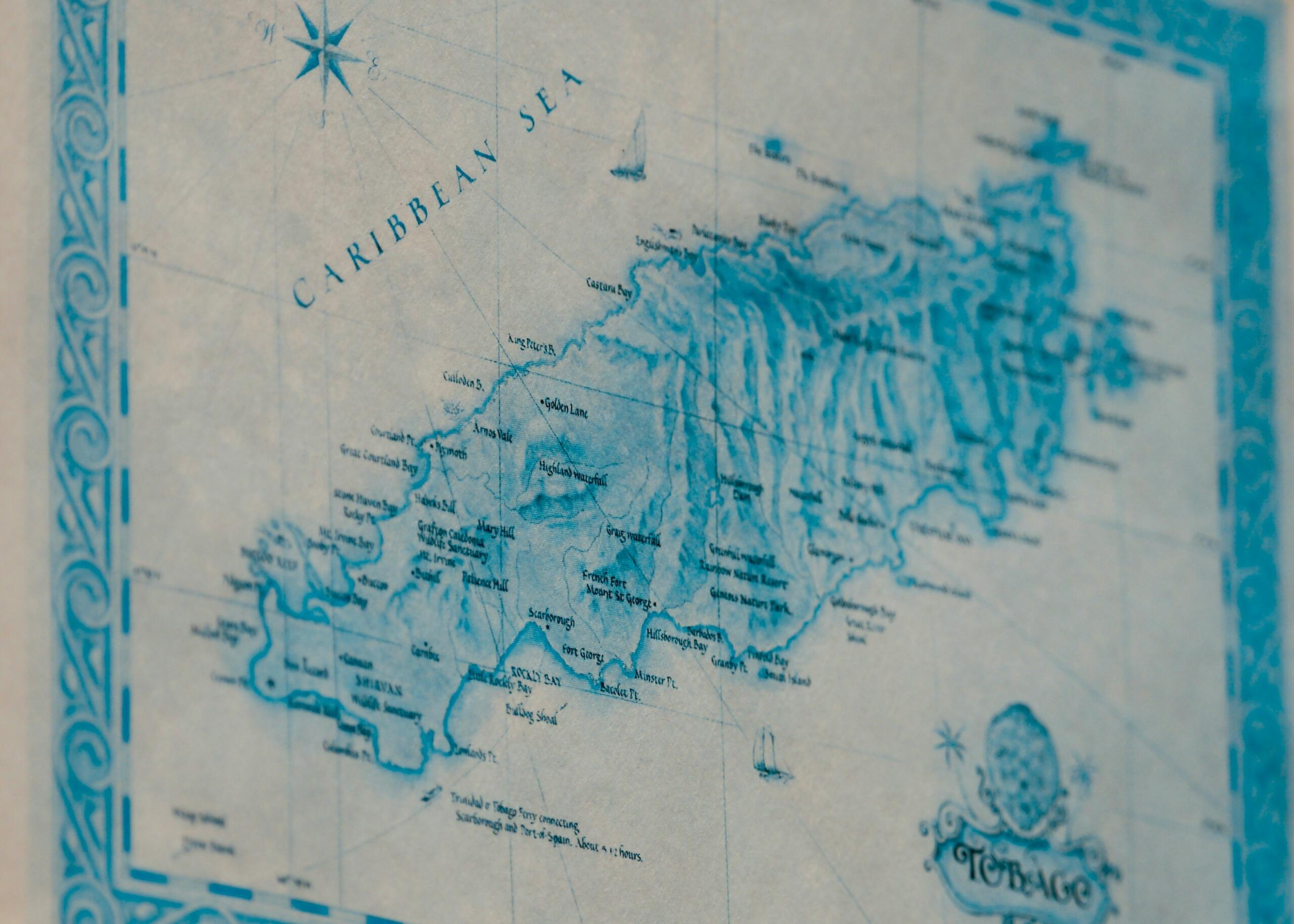 Mapa azul y blanco de la isla del Caribe, mostrando su geografía y características principales. 