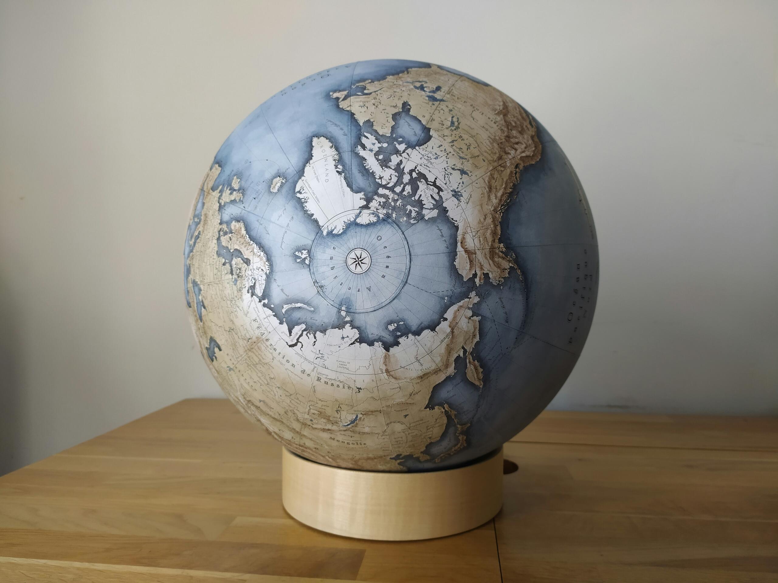 Un globo terráqueo que muestra un mapa detallado del Ártico.