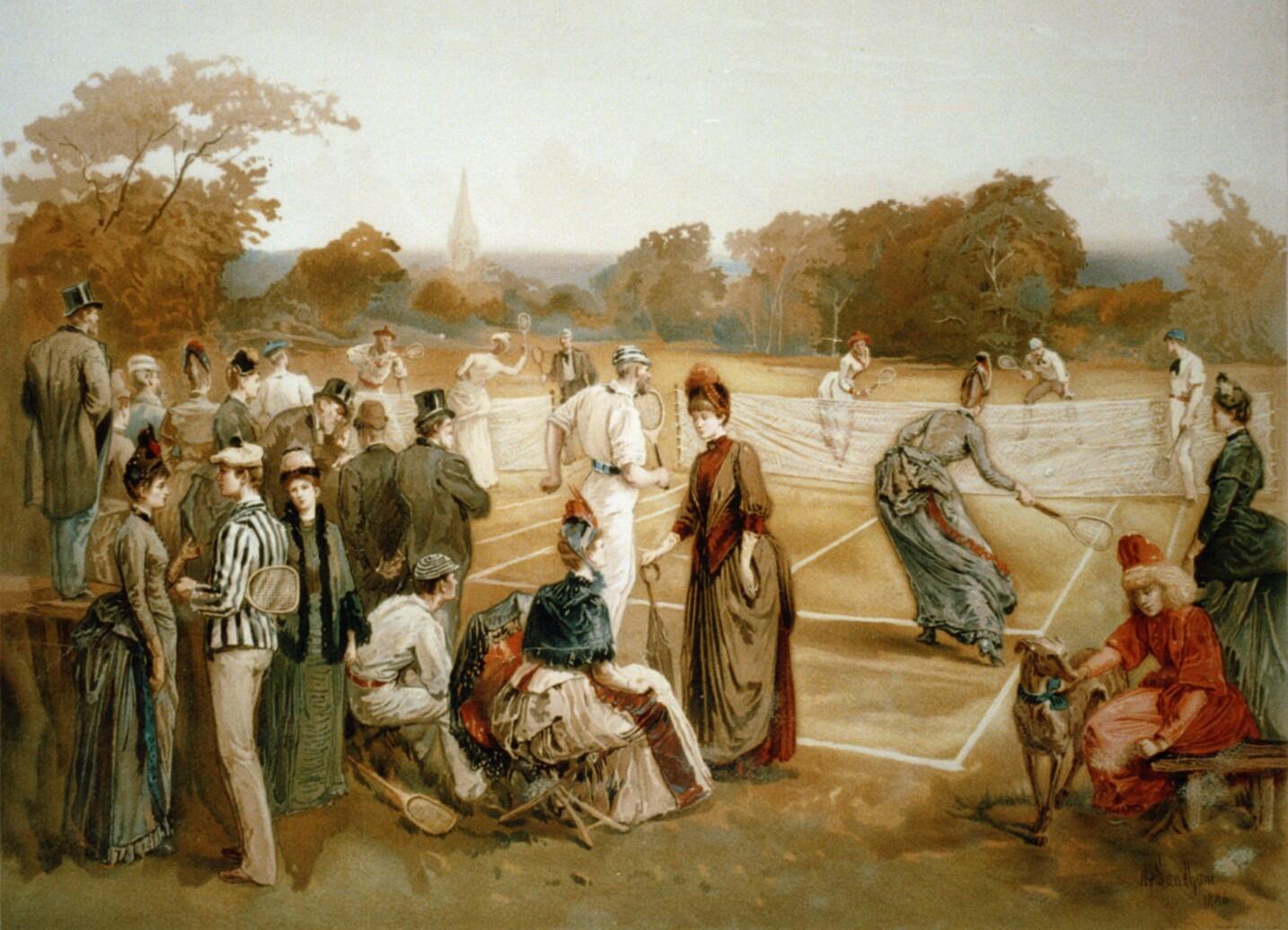 Espectadores de la época victoriana contemplan un partido de tenis sobre hierba en una pista al aire libre, con los jugadores, ropa elegante y árboles al fondo.