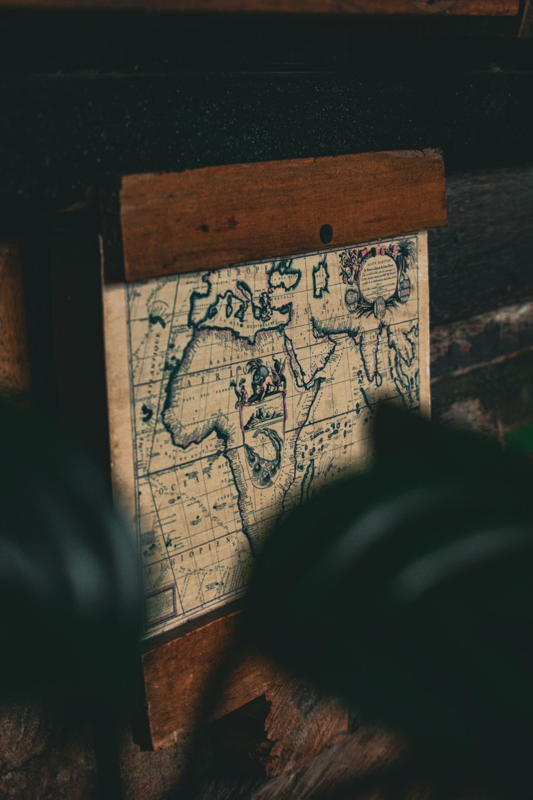 Mapa de África montado en una pared de madera, mostrando contornos y detalles geográficos.