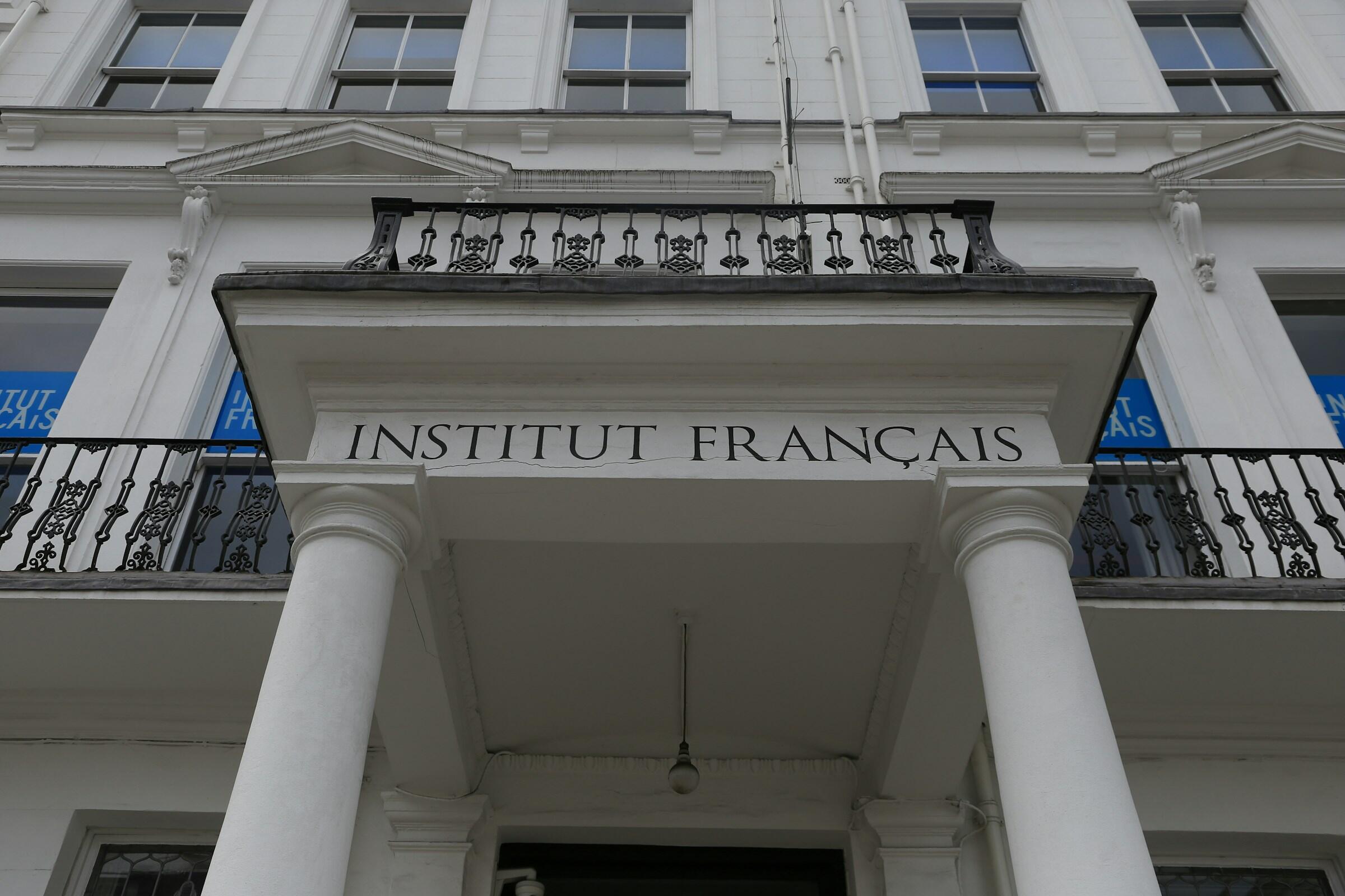 La entrada del Instituto Francés, con el nombre en negrita sobre un pórtico blanco clásico y un balcón decorativo.