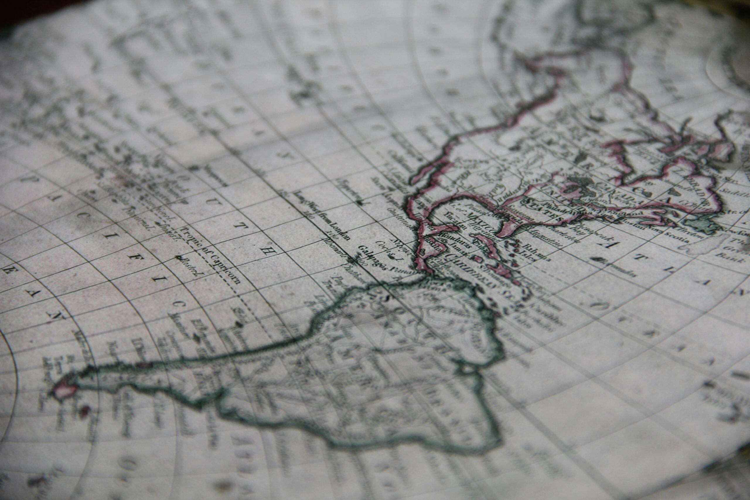 Primer plano de un mapa, mostrando detalles geográficos y rutas.