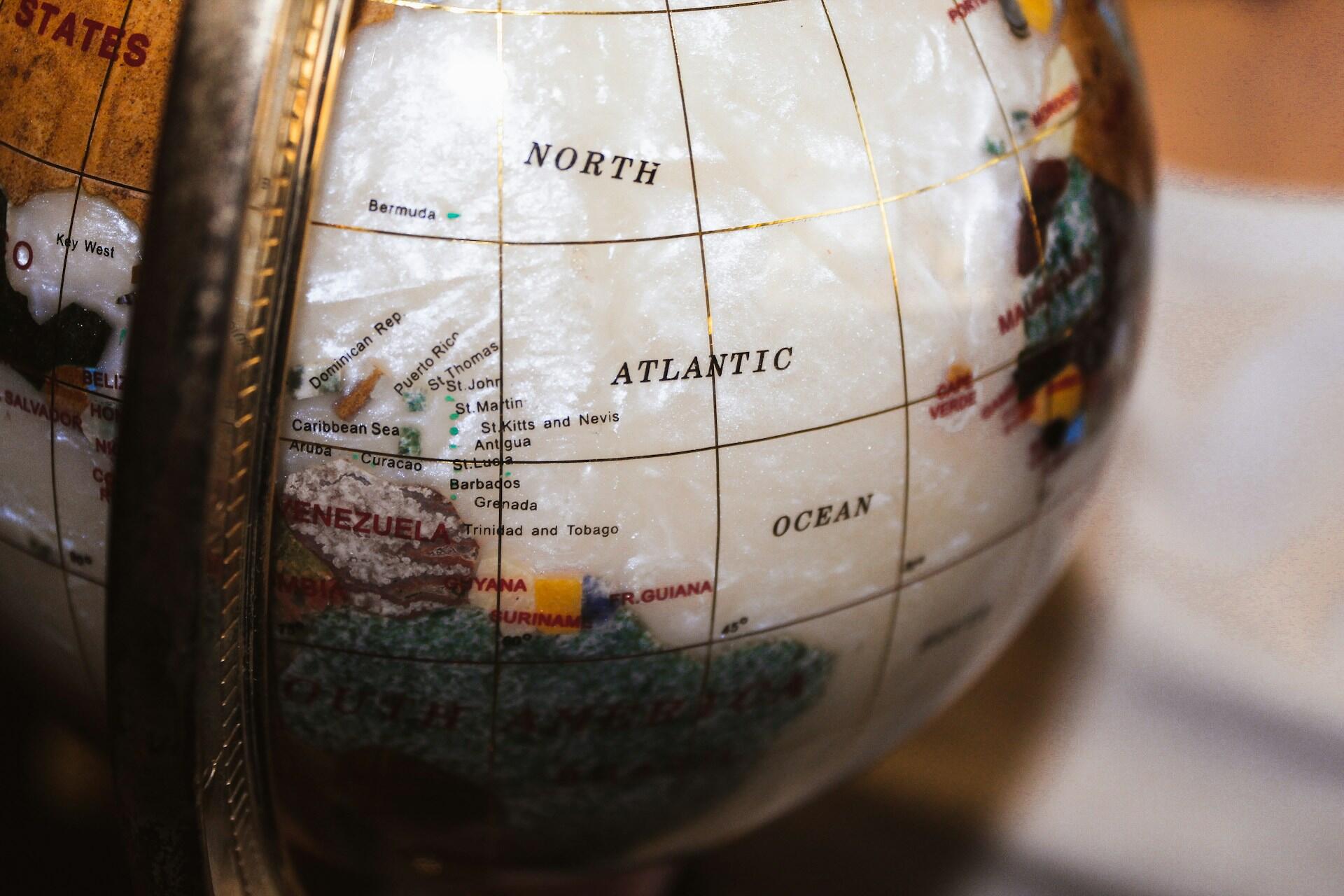 Un globo terráqueo con un marco dorado y un mapa detallado en su superficie.