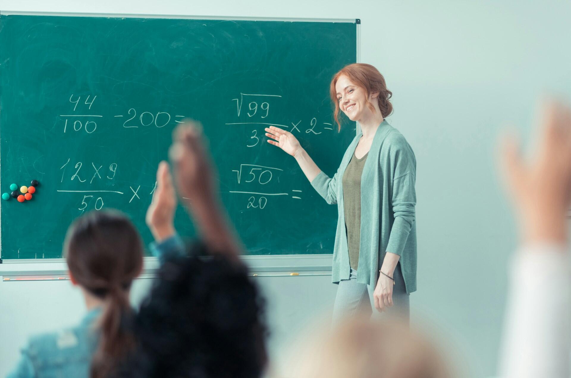 Profesora dando clases de matemáticas