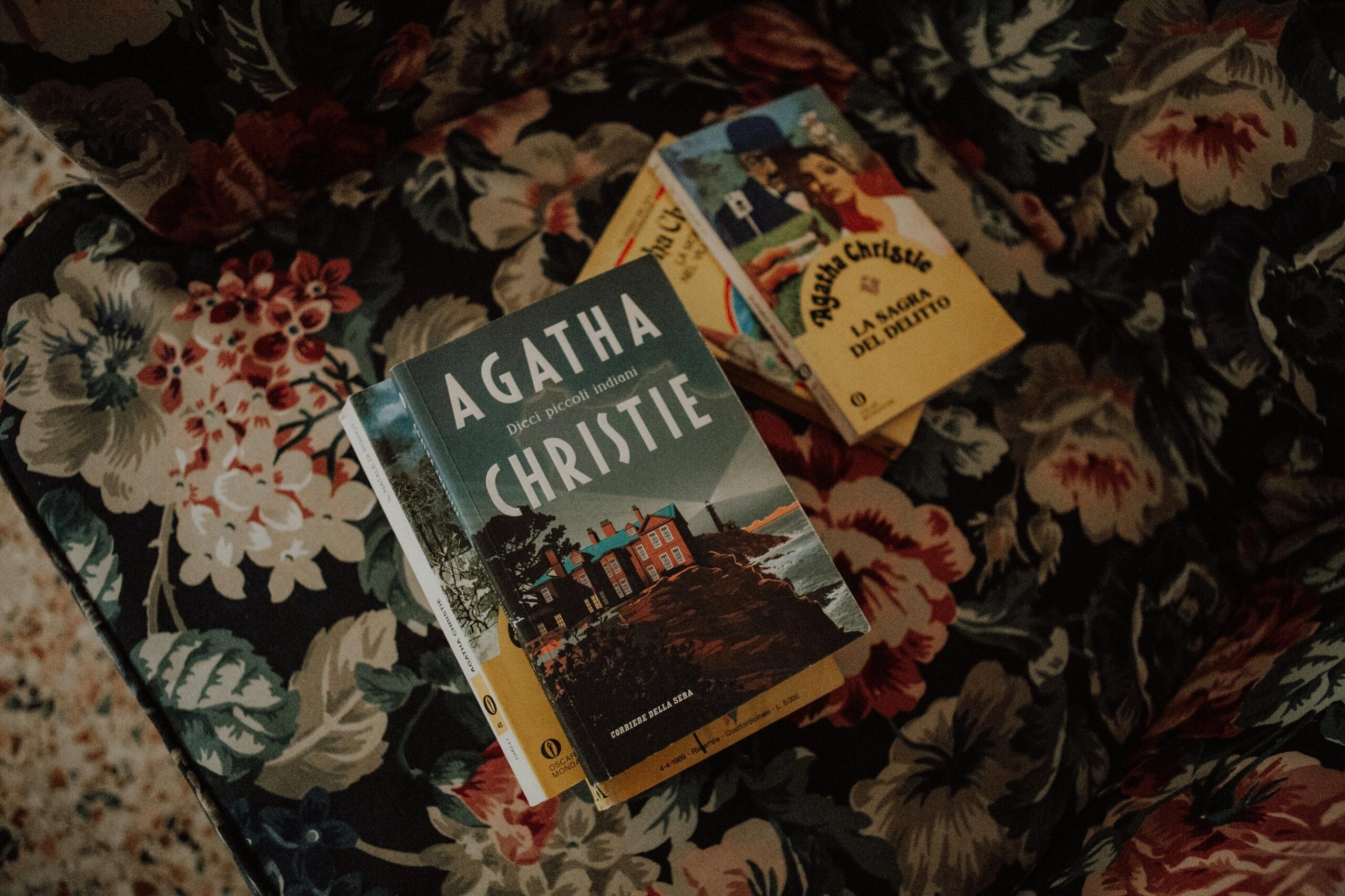 Foto de una copia de un libro de Agatha Christie.