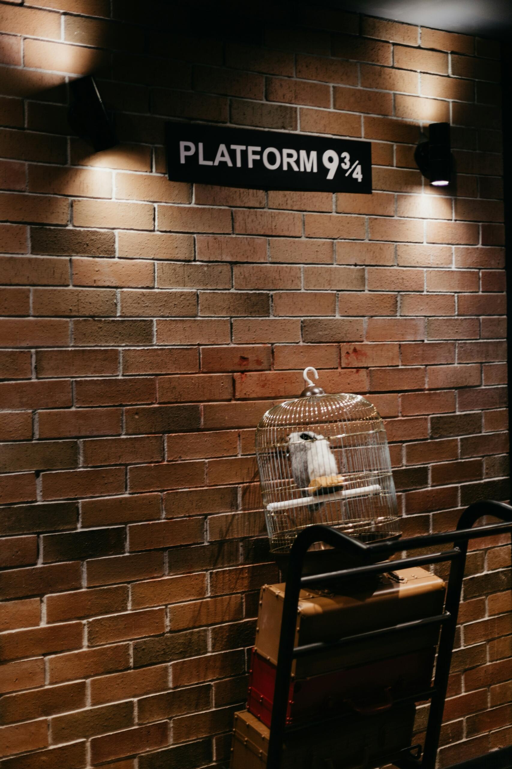 Pared de ladrillos con un letrero que dice Plataforma 9 3/4