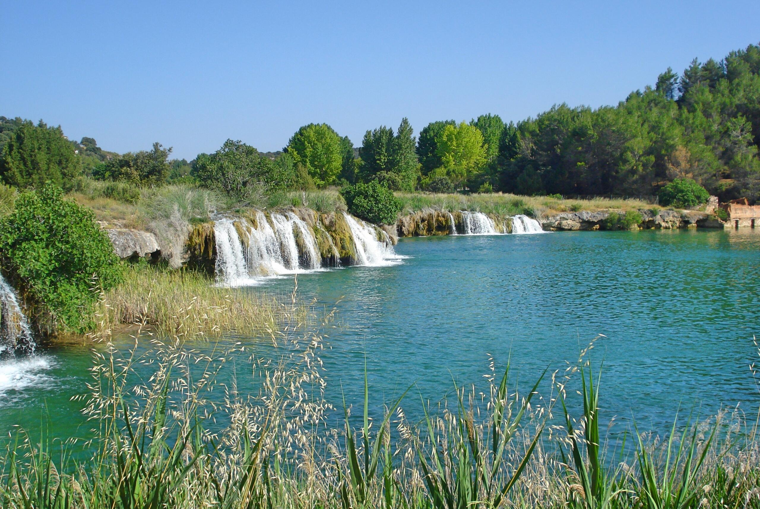 las lagunas de ruidera con unas cascadas de fondo