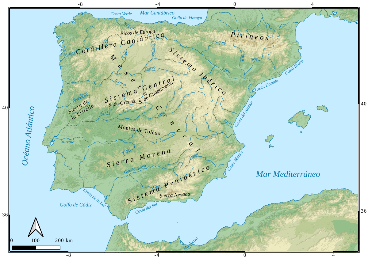 Mapa topográfico de España que muestra cadenas montañosas, ríos y mares adyacentes, etiquetado en español con relieve sombreado para la profundidad.
