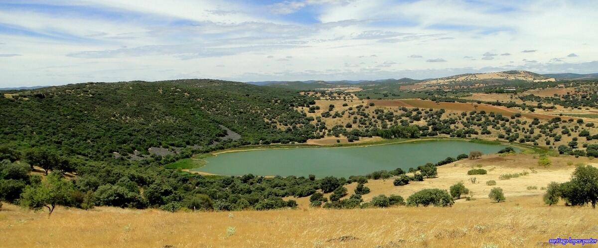 la laguna y el volcan de la posadilla en ciudad real españa