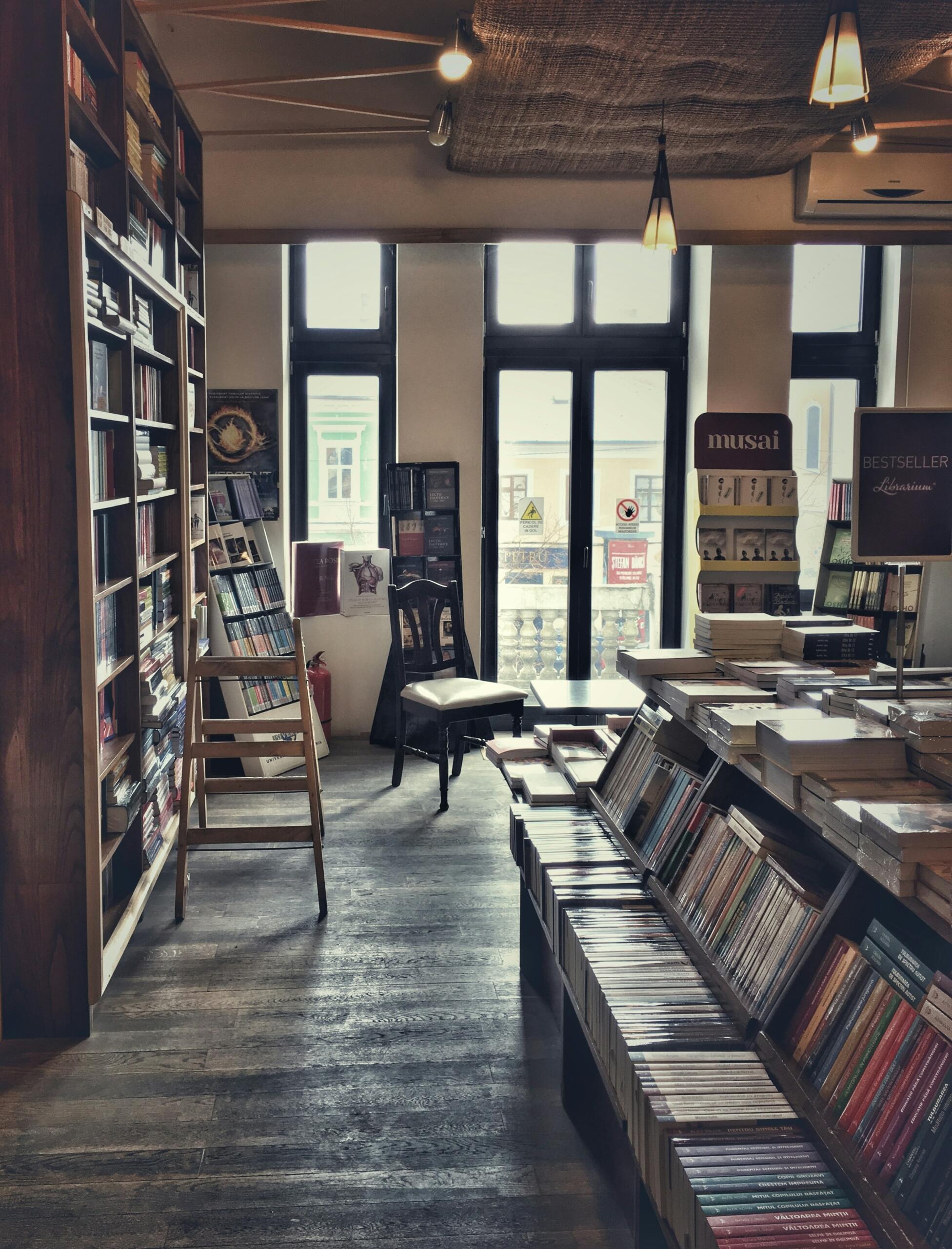Una librería con estantes repletos de libros de diversos géneros y tamaños.