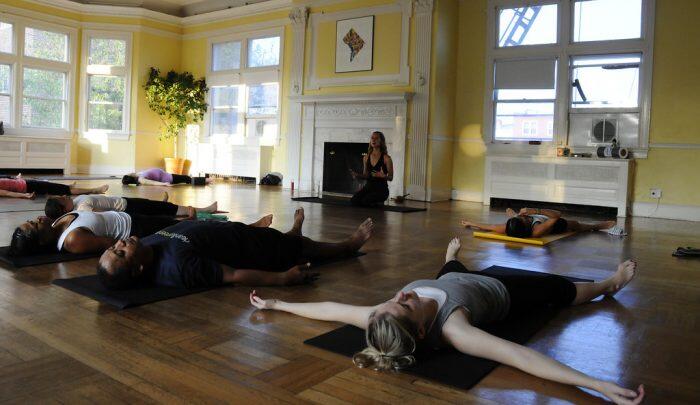 El yoga nidra y la postura del cadáver.