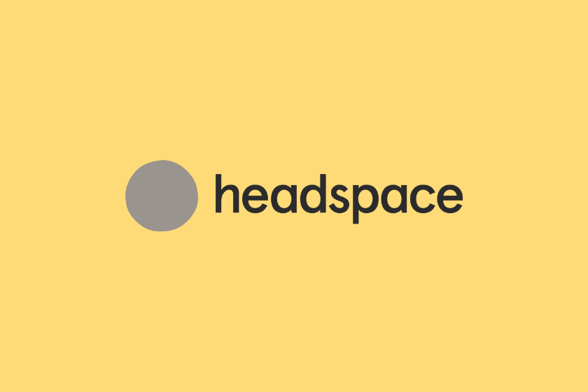 Logotipo de la app Headspace sobre fondo amarillo. Incluye un círculo gris a la izquierda y la palabra “headspace” en tipografía sans serif negra. Diseño simple asociado a meditación y bienestar mental.