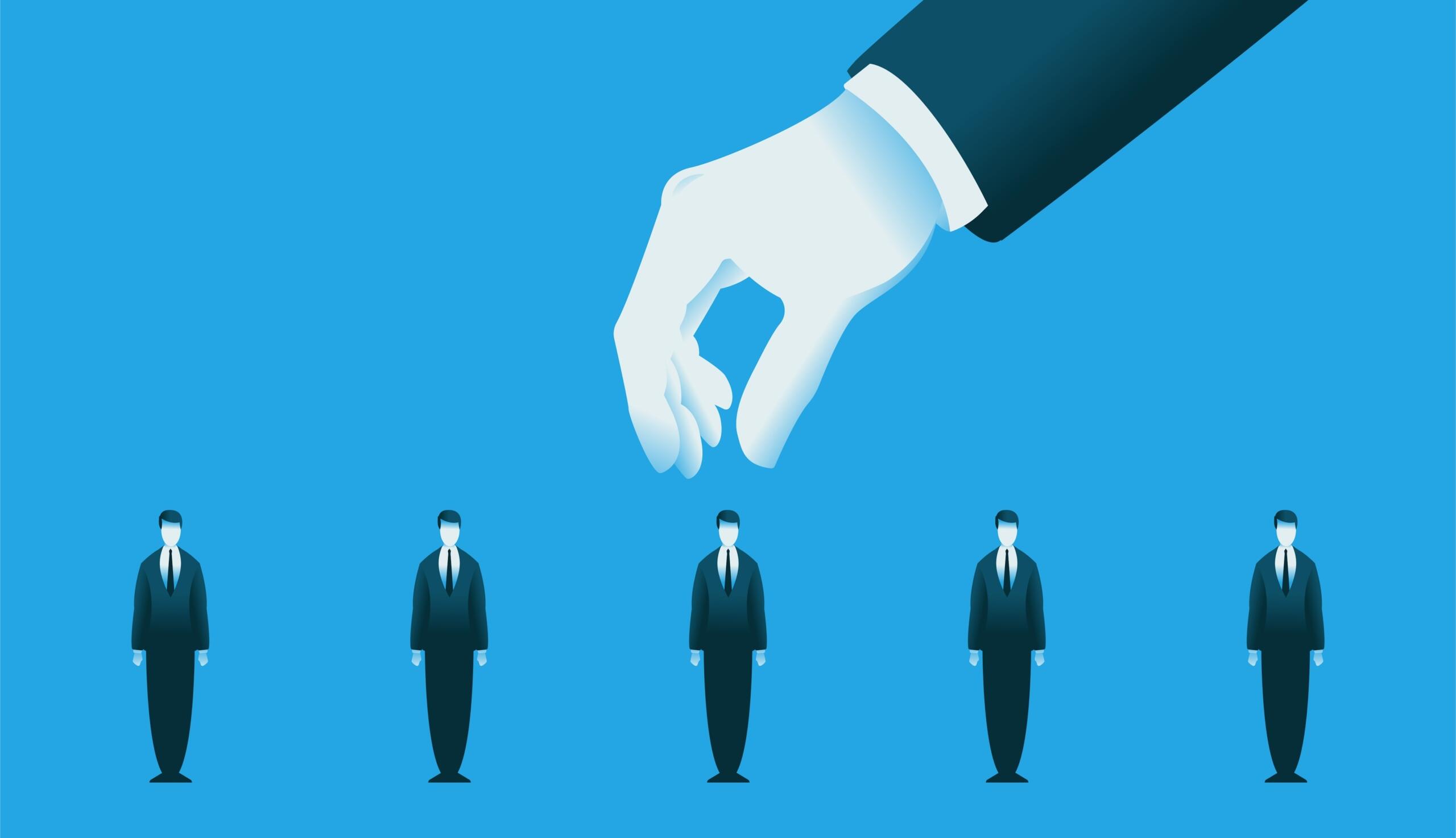 Una mano ilustrada se inclina para seleccionar a uno de los cinco hombres de negocios de pie, sobre un fondo azul brillante.
