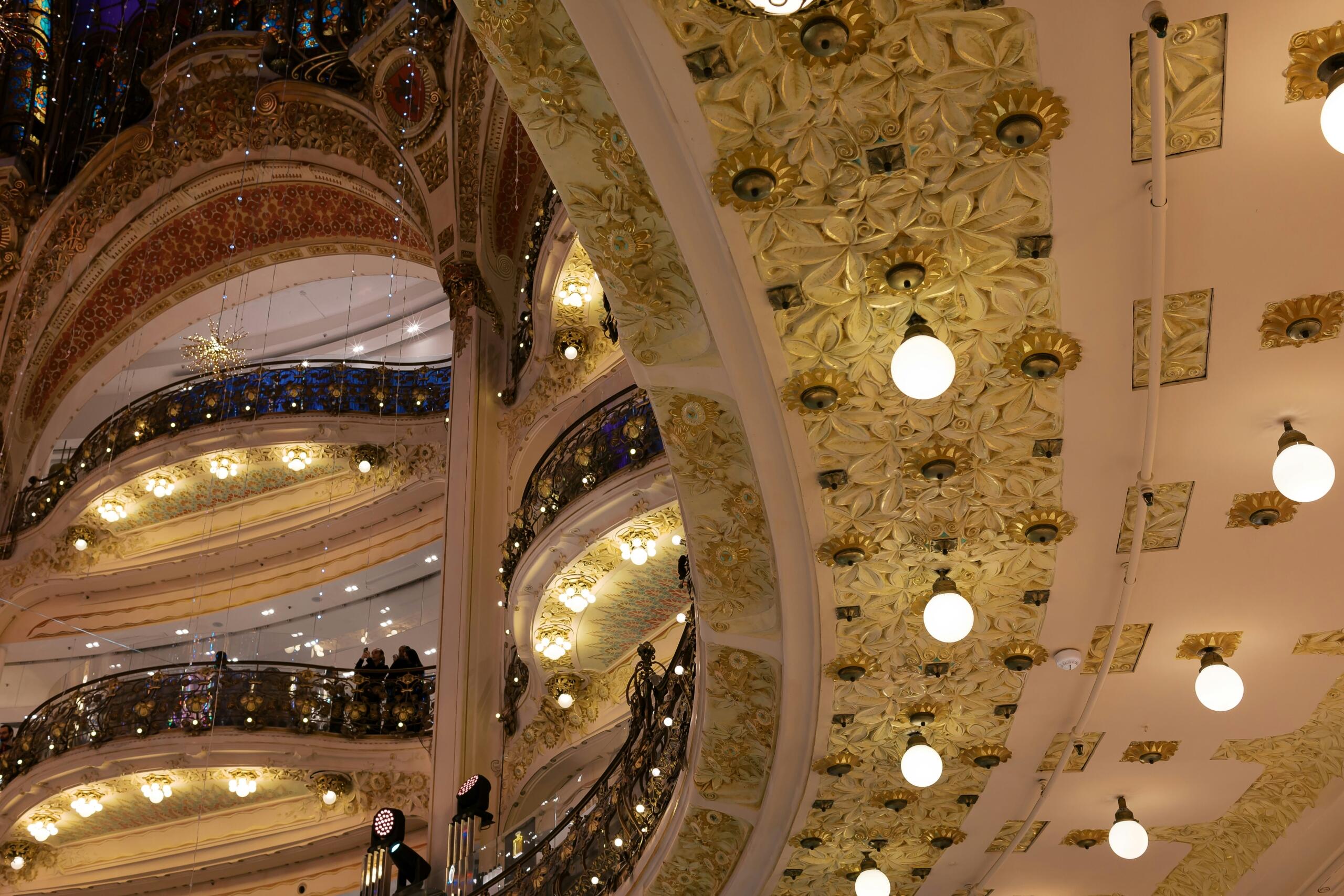 Teatro de la Ópera en París, un majestuoso edificio con arquitectura clásica y detalles ornamentales impresionantes. 