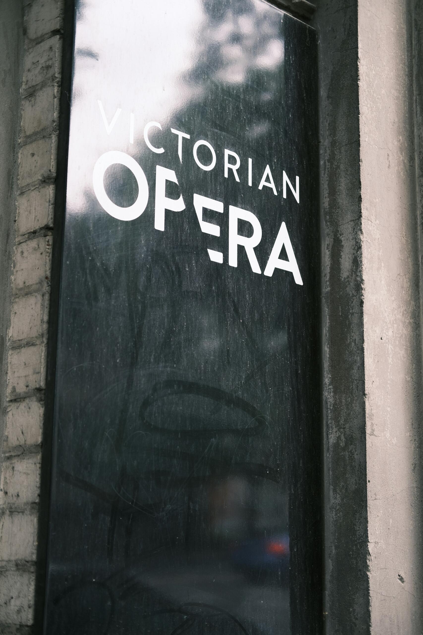 Un letrero en un edificio que dice "Ópera Victoriana". 