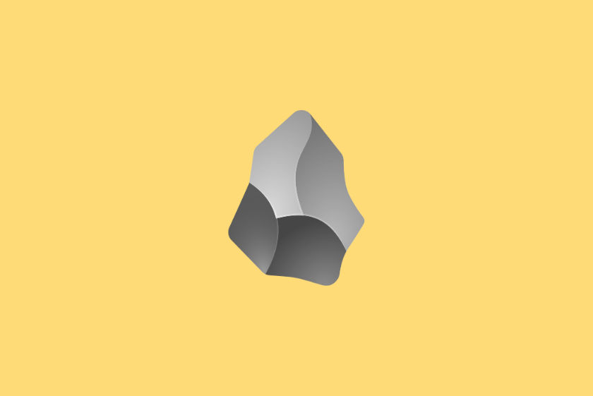 Una forma elegante y abstracta en gris y plata que recuerda a una roca estilizada sobre un fondo amarillo brillante.