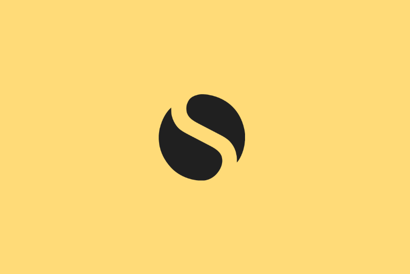 Un sencillo logotipo negro que recuerda a una «S» estilizada sobre un fondo amarillo suave, que representa la creatividad y el diseño moderno.