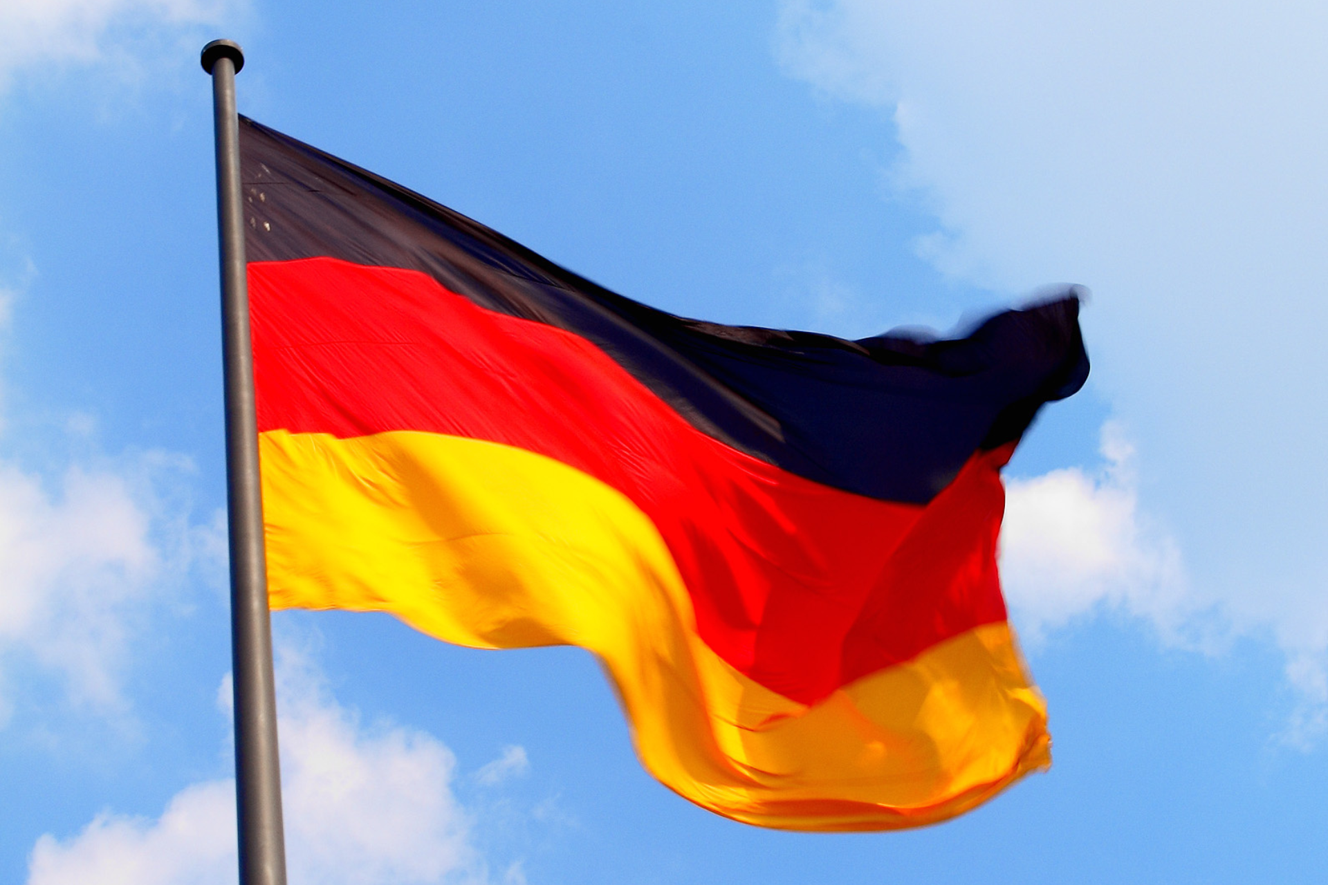 Bandera de Alemania con tres franjas horizontales de colores negro, rojo y amarillo.