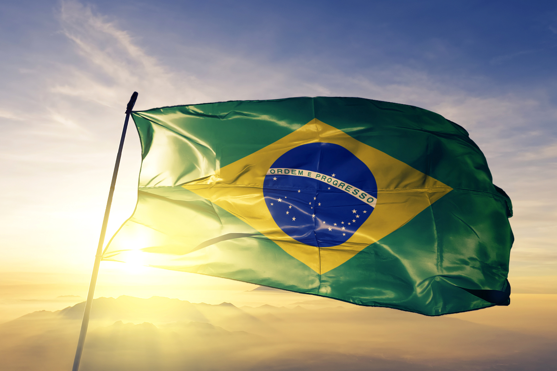 Bandera de Brasil con un rombo verde, un fondo amarillo y un círculo azul con estrellas.