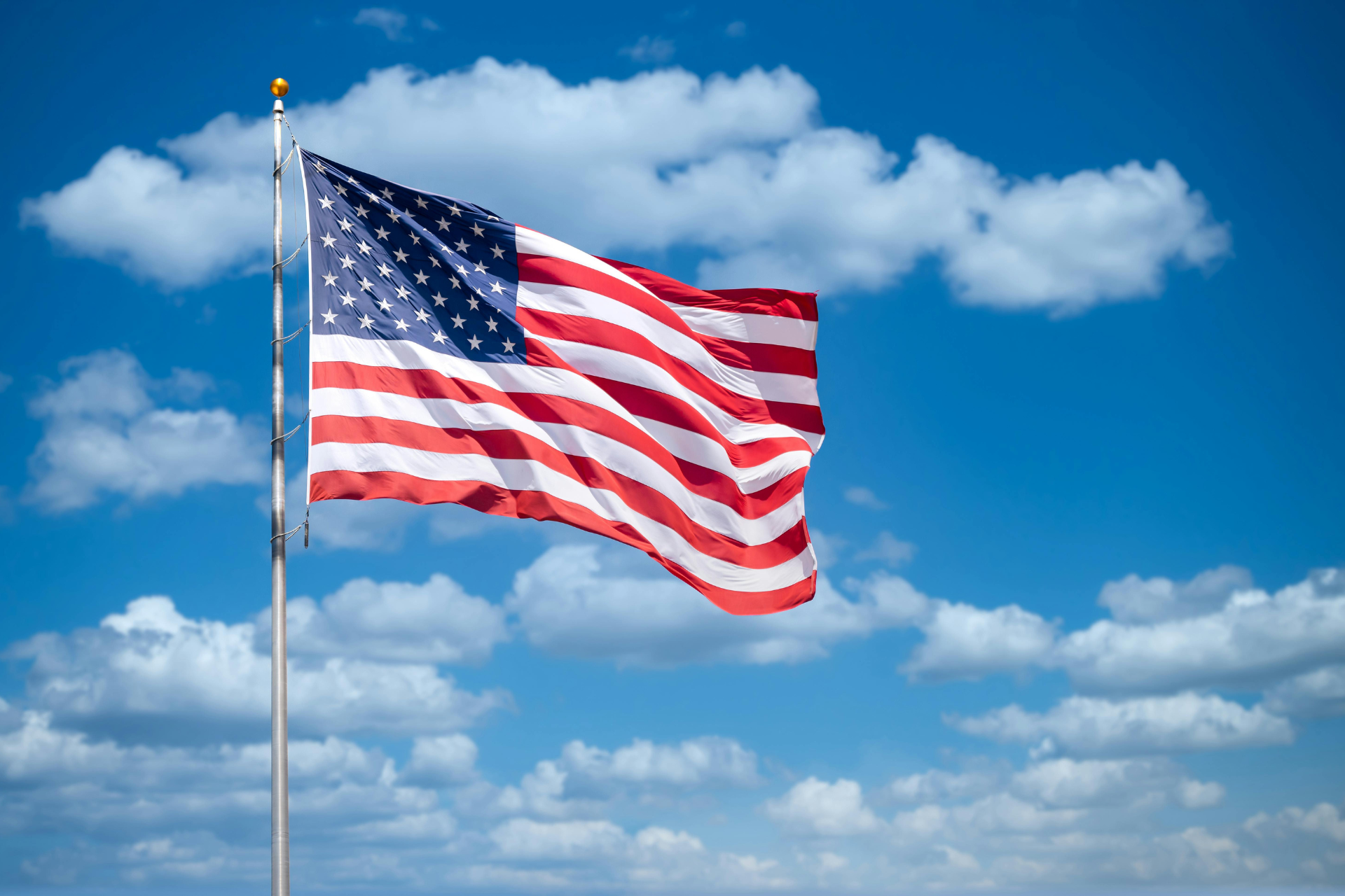 Bandera de Estados Unidos con 13 franjas rojas y blancas y un campo azul con 50 estrellas blancas.