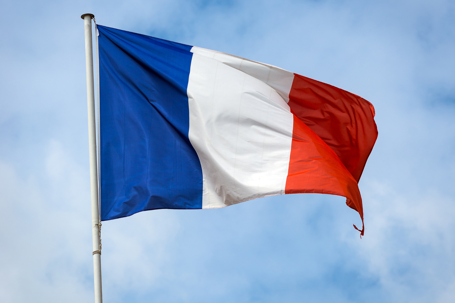 Bandera de Francia con tres franjas verticales de colores azul, blanco y rojo.