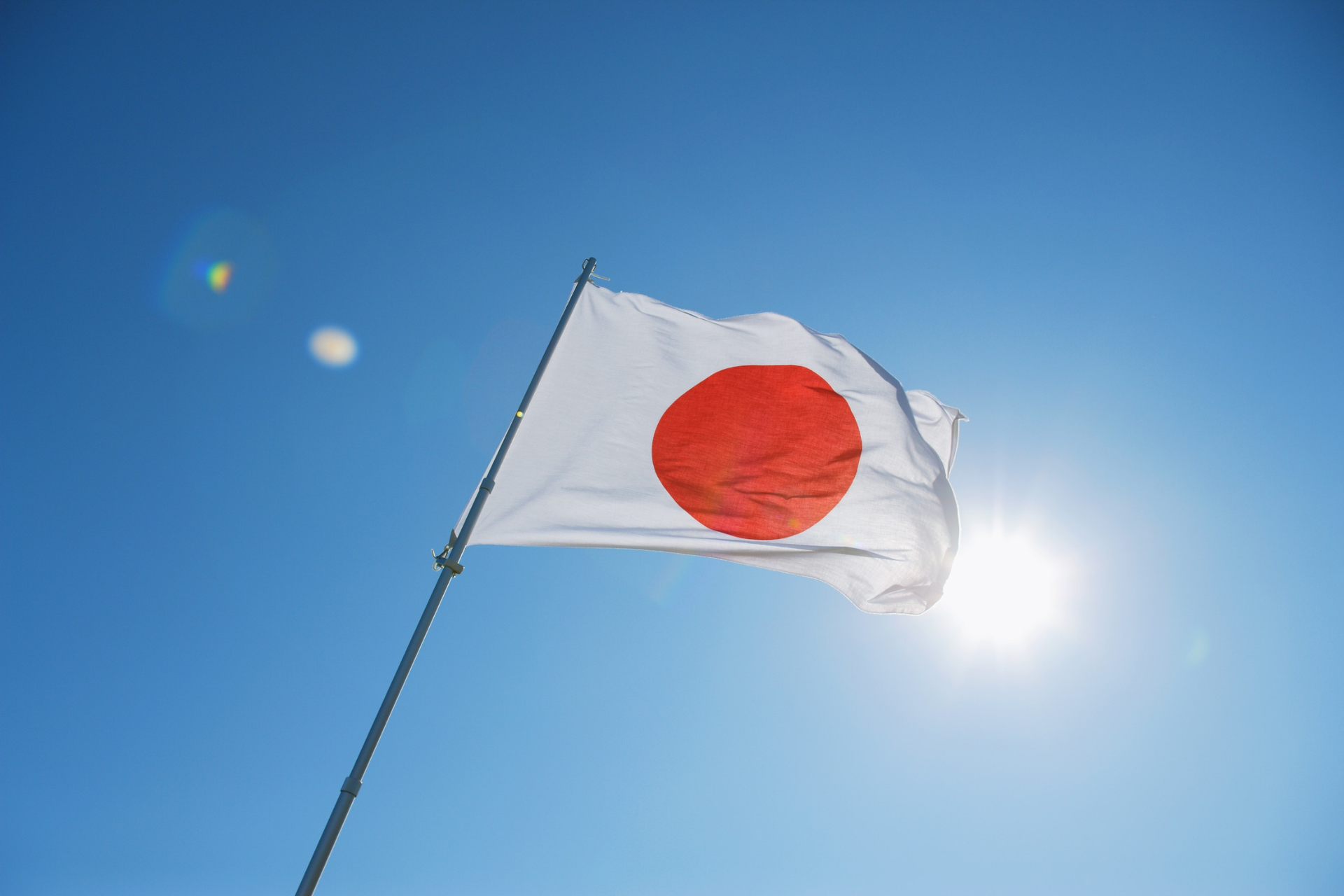 Bandera de Japón con un círculo rojo representando el sol en un fondo blanco.