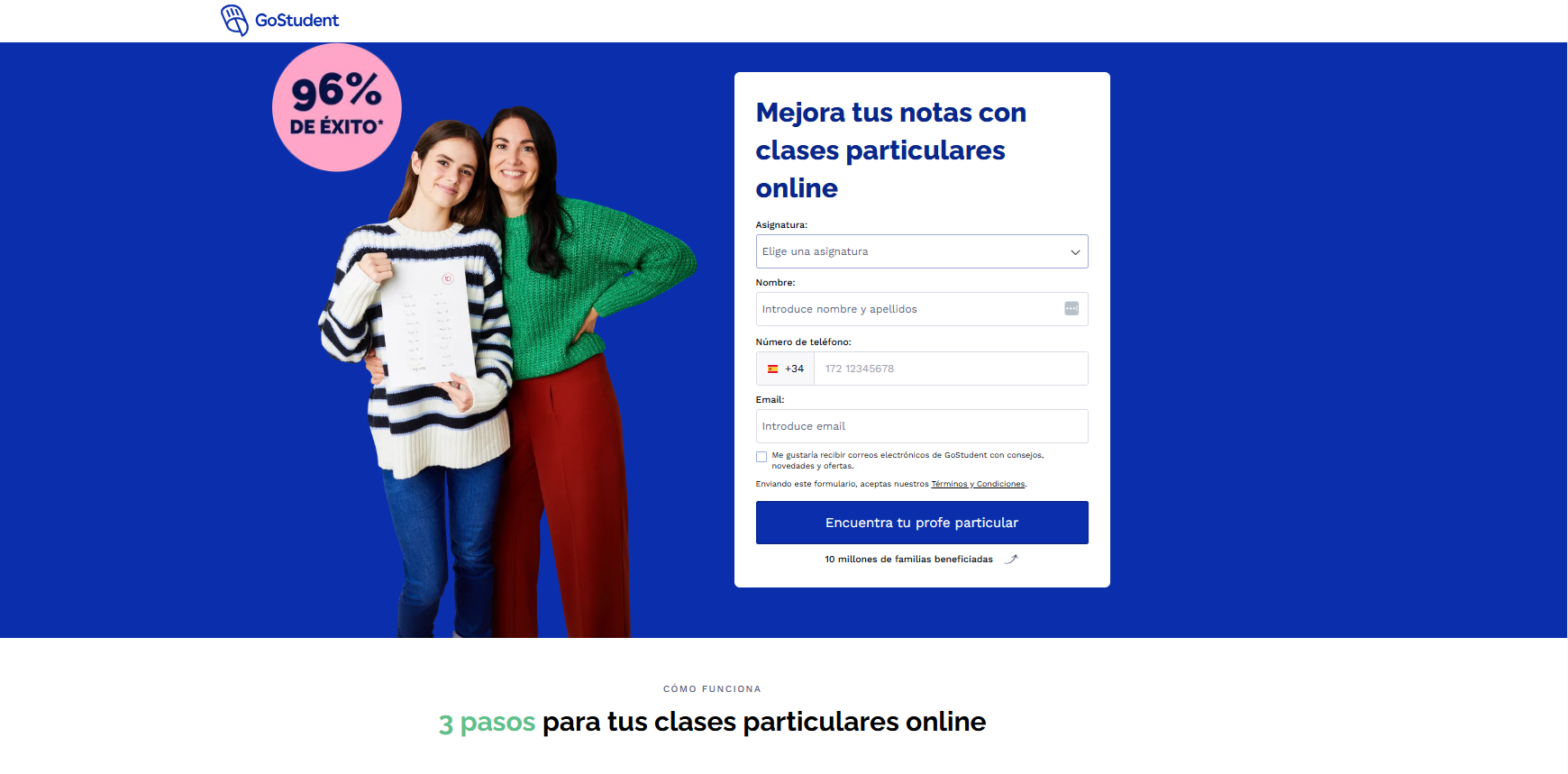 Dos personas posan juntas delante de un fondo azul, promocionando clases particulares online con una tasa de éxito del 96 %.