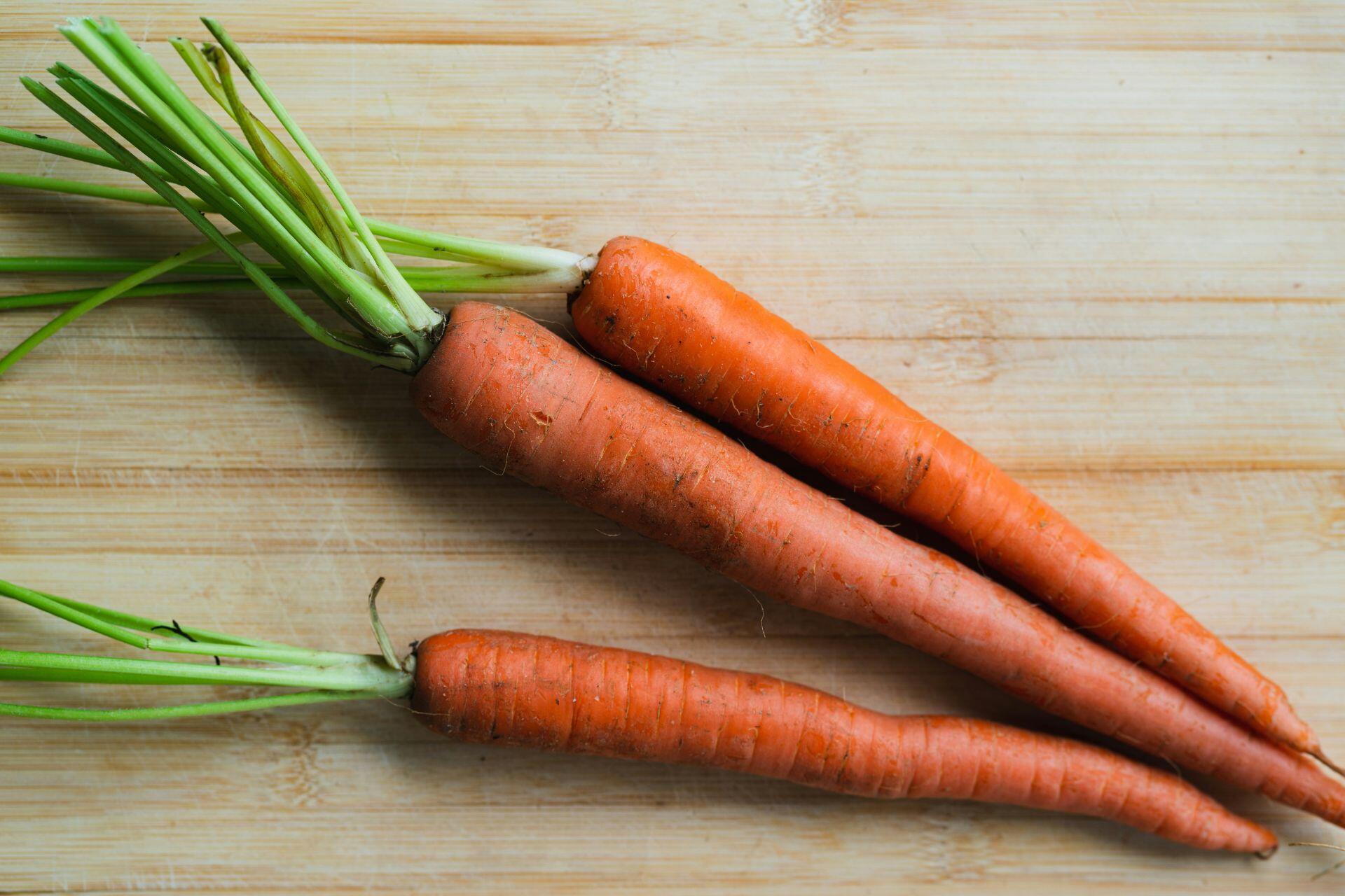 Una foto de zanahorias con su raíz