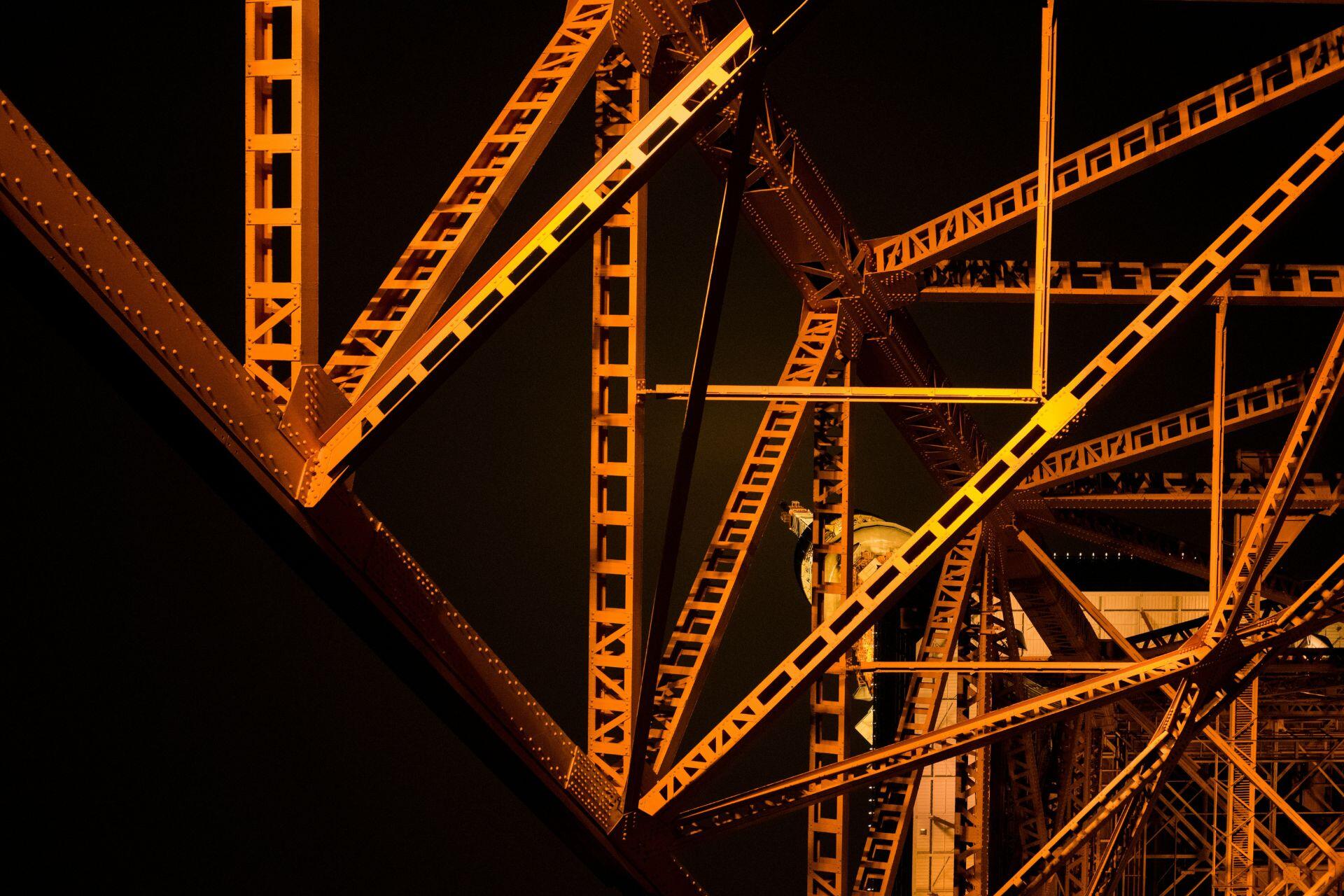 Un puente con una torre del reloj en su estructura, destacando su diseño arquitectónico.